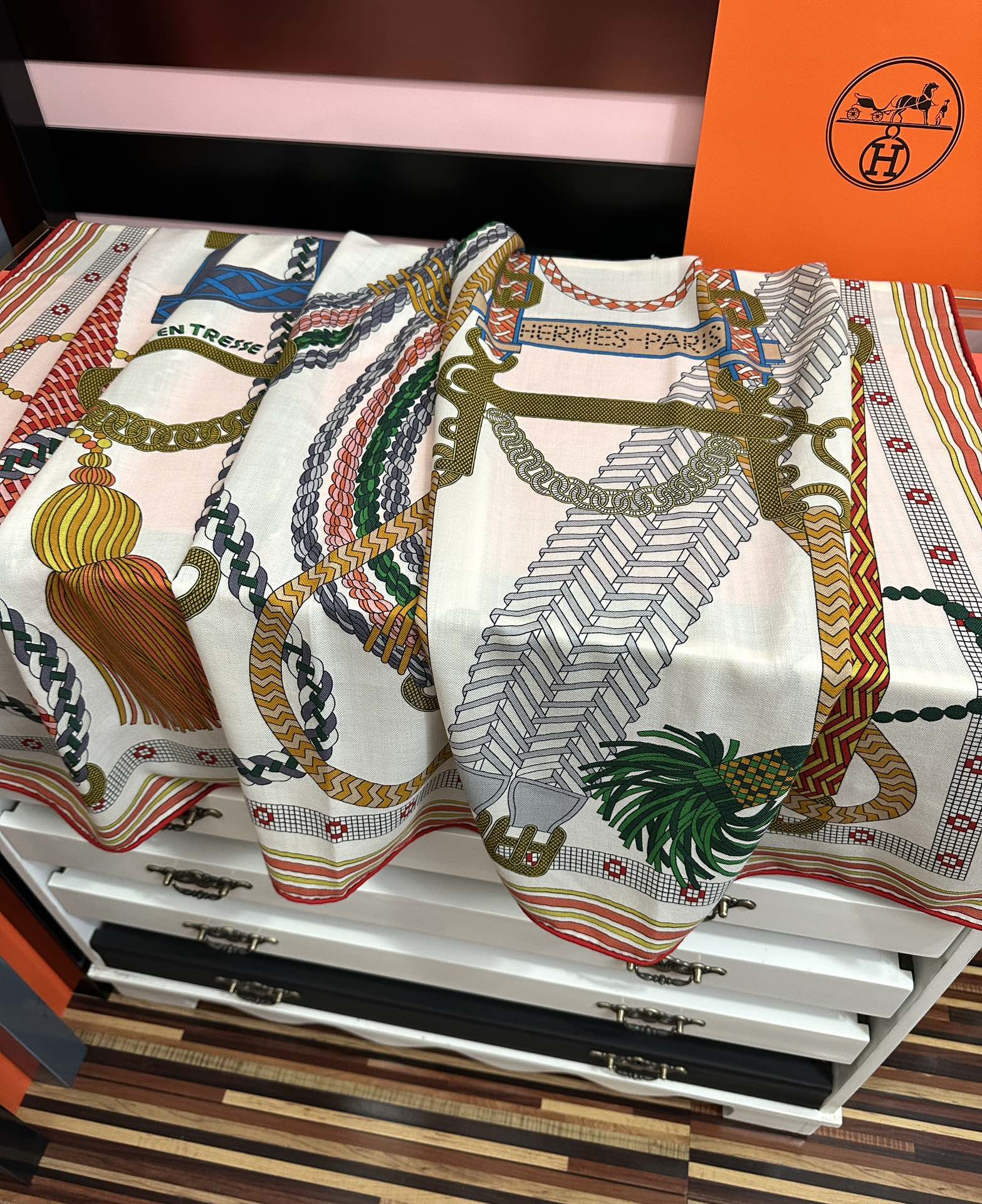 。高品质 新款 爱马仕【编织鞍袋】官网同步 2025秋冬新款[爱心]新一季丝巾采购清单估计各位养马人们已