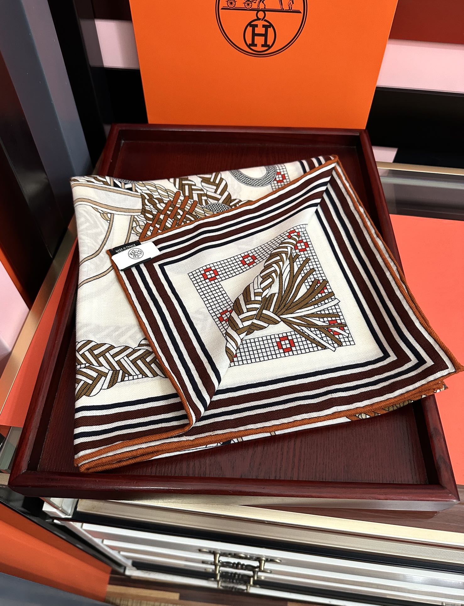 。高品质 新款 爱马仕【编织鞍袋】官网同步 2025秋冬新款[爱心]新一季丝巾采购清单估计各位养马人们已