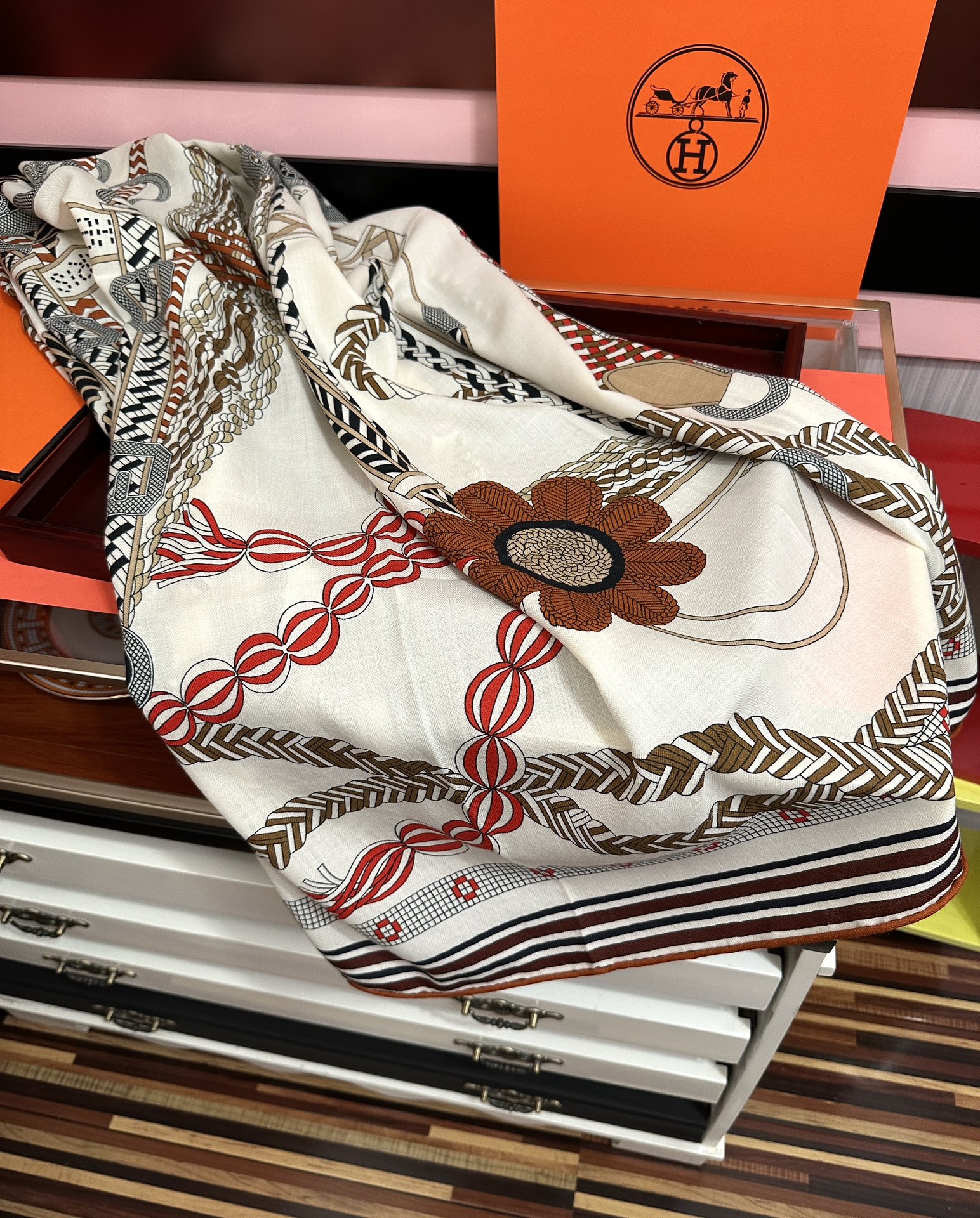 。高品质 新款 爱马仕【编织鞍袋】官网同步 2025秋冬新款[爱心]新一季丝巾采购清单估计各位养马人们已