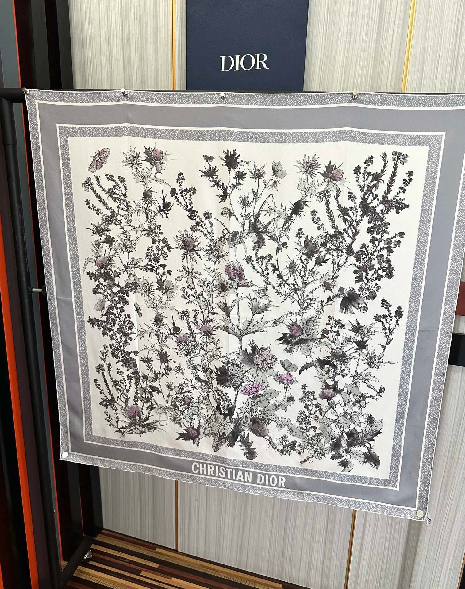 🔥高版本Dior Chardons 图案印花[玫瑰]展示象征着保护、韧性和自由的苏格兰国花[得意]采用白