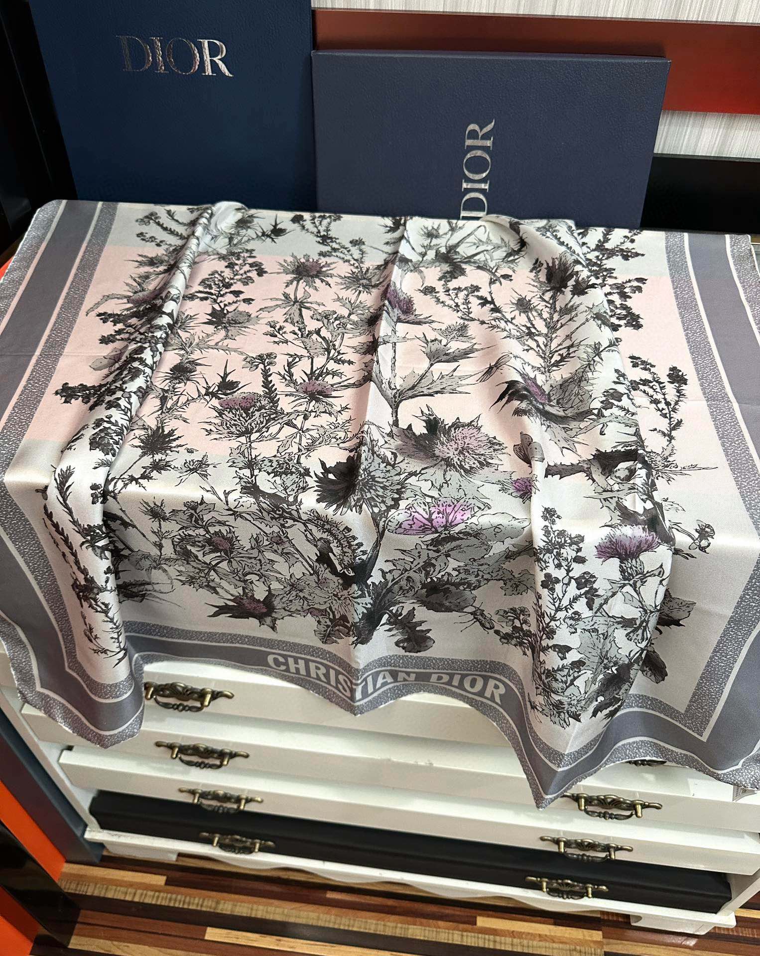 🔥高版本Dior Chardons 图案印花[玫瑰]展示象征着保护、韧性和自由的苏格兰国花[得意]采用白