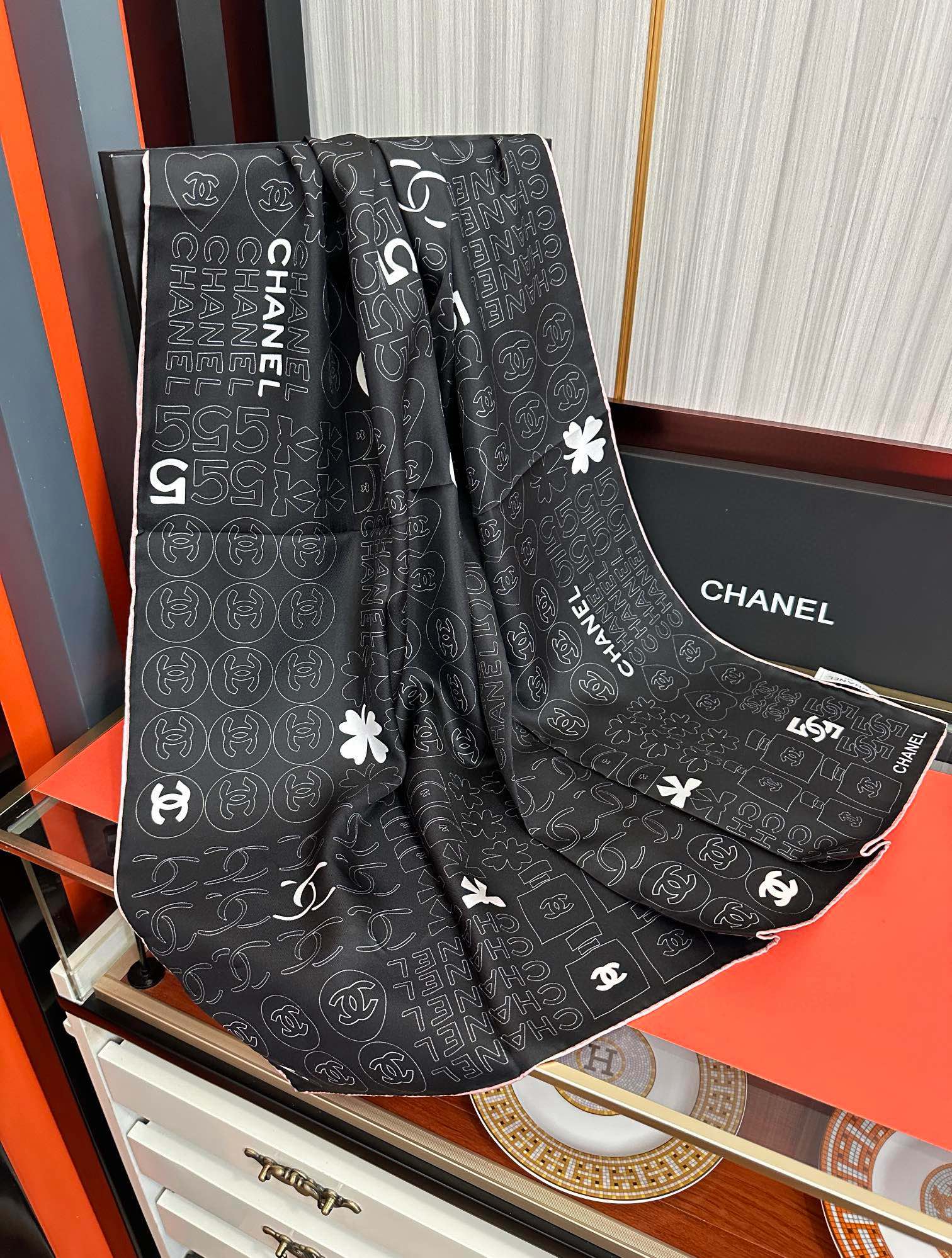 🔥高版本 香奈儿 【5号香水瓶】👍香奶奶永远都是比较经典[發]一条印有5号香水瓶跟四叶草交织图案巧妙搭配