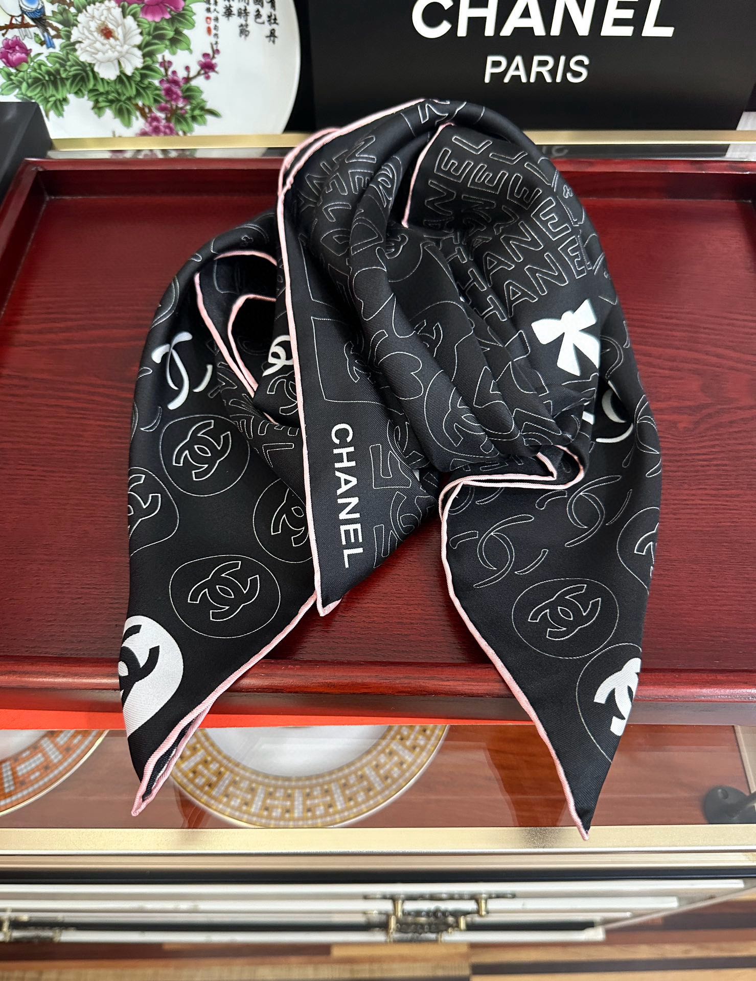 🔥高版本 香奈儿 【5号香水瓶】👍香奶奶永远都是比较经典[發]一条印有5号香水瓶跟四叶草交织图案巧妙搭配