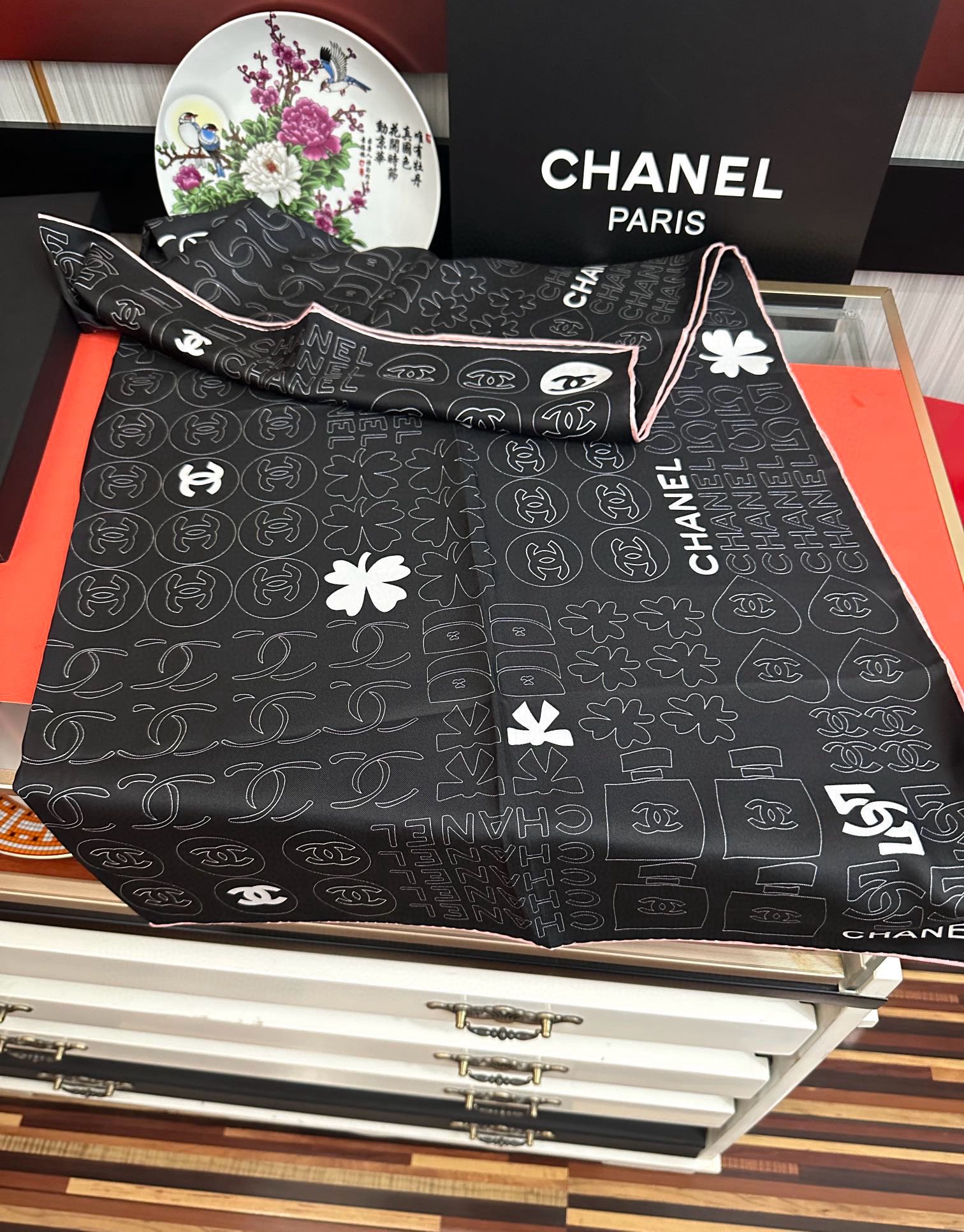 🔥高版本 香奈儿 【5号香水瓶】👍香奶奶永远都是比较经典[發]一条印有5号香水瓶跟四叶草交织图案巧妙搭配