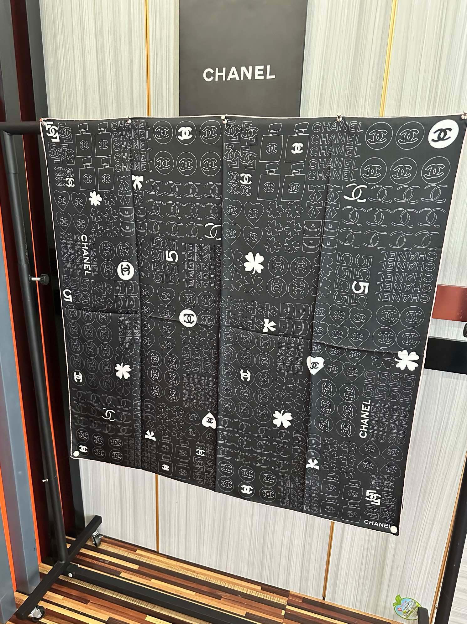 🔥高版本 香奈儿 【5号香水瓶】👍香奶奶永远都是比较经典[發]一条印有5号香水瓶跟四叶草交织图案巧妙搭配