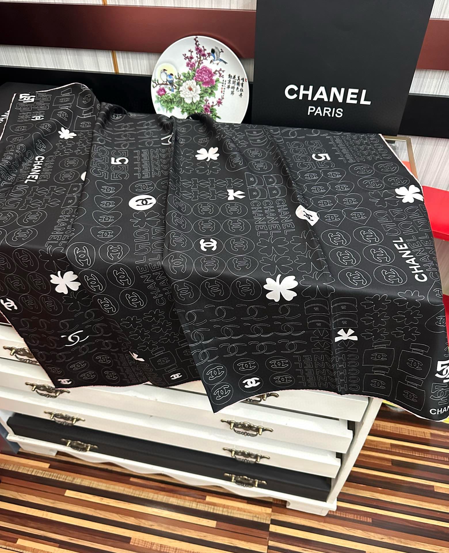 🔥高版本 香奈儿 【5号香水瓶】👍香奶奶永远都是比较经典[發]一条印有5号香水瓶跟四叶草交织图案巧妙搭配