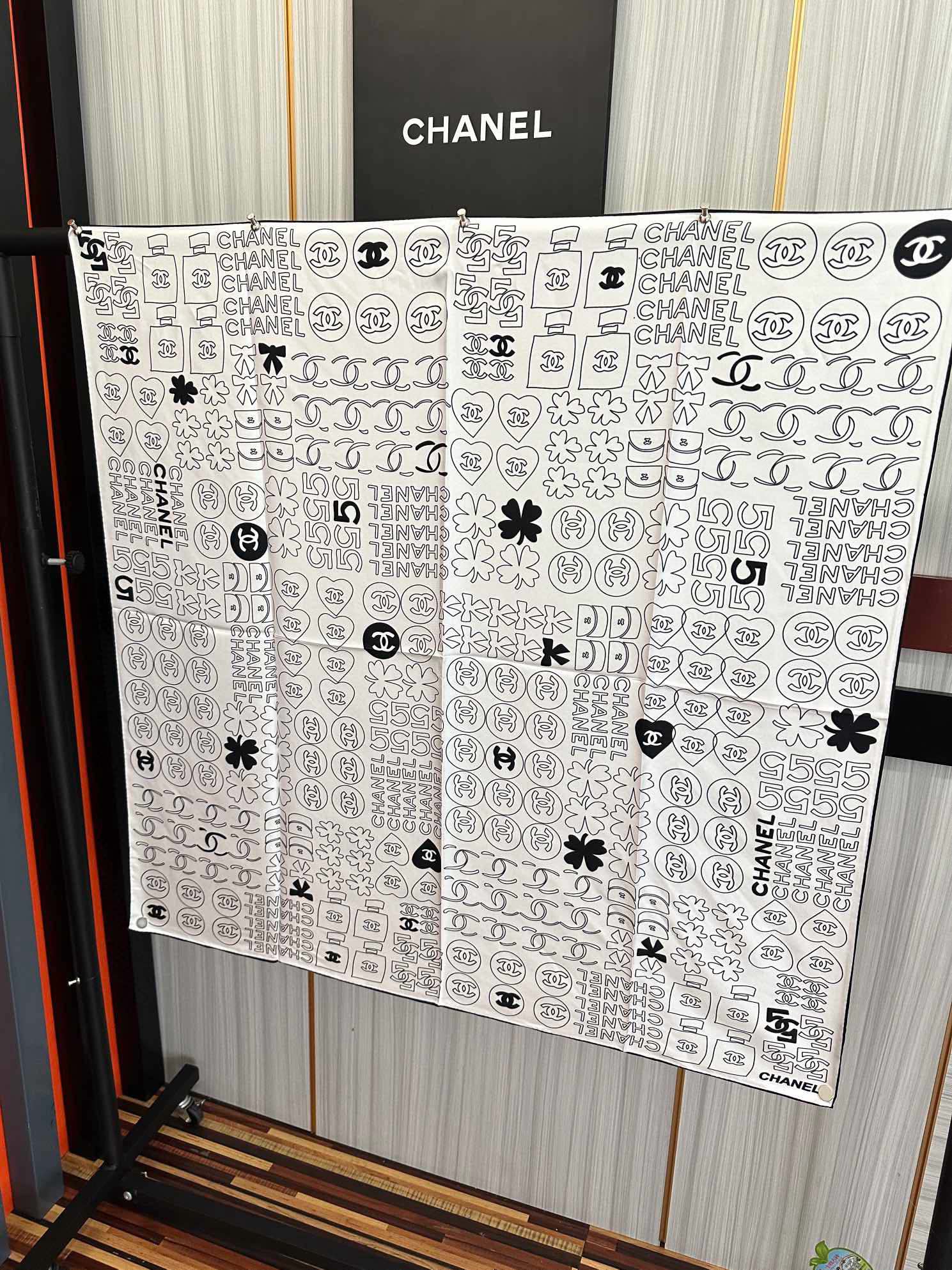 🔥高版本 香奈儿 【5号香水瓶】👍香奶奶永远都是比较经典[發]一条印有5号香水瓶跟四叶草交织图案巧妙搭配