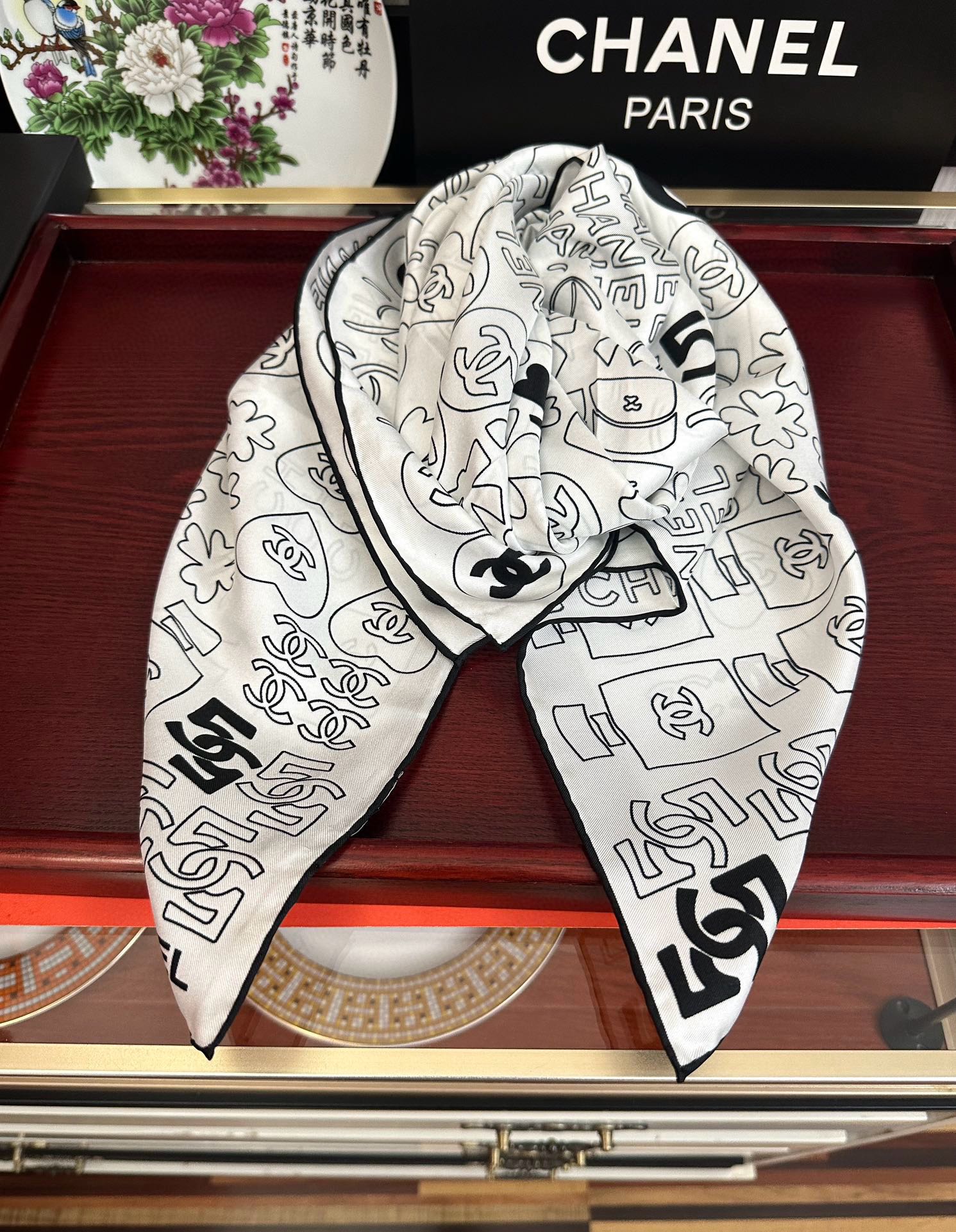 🔥高版本 香奈儿 【5号香水瓶】👍香奶奶永远都是比较经典[發]一条印有5号香水瓶跟四叶草交织图案巧妙搭配