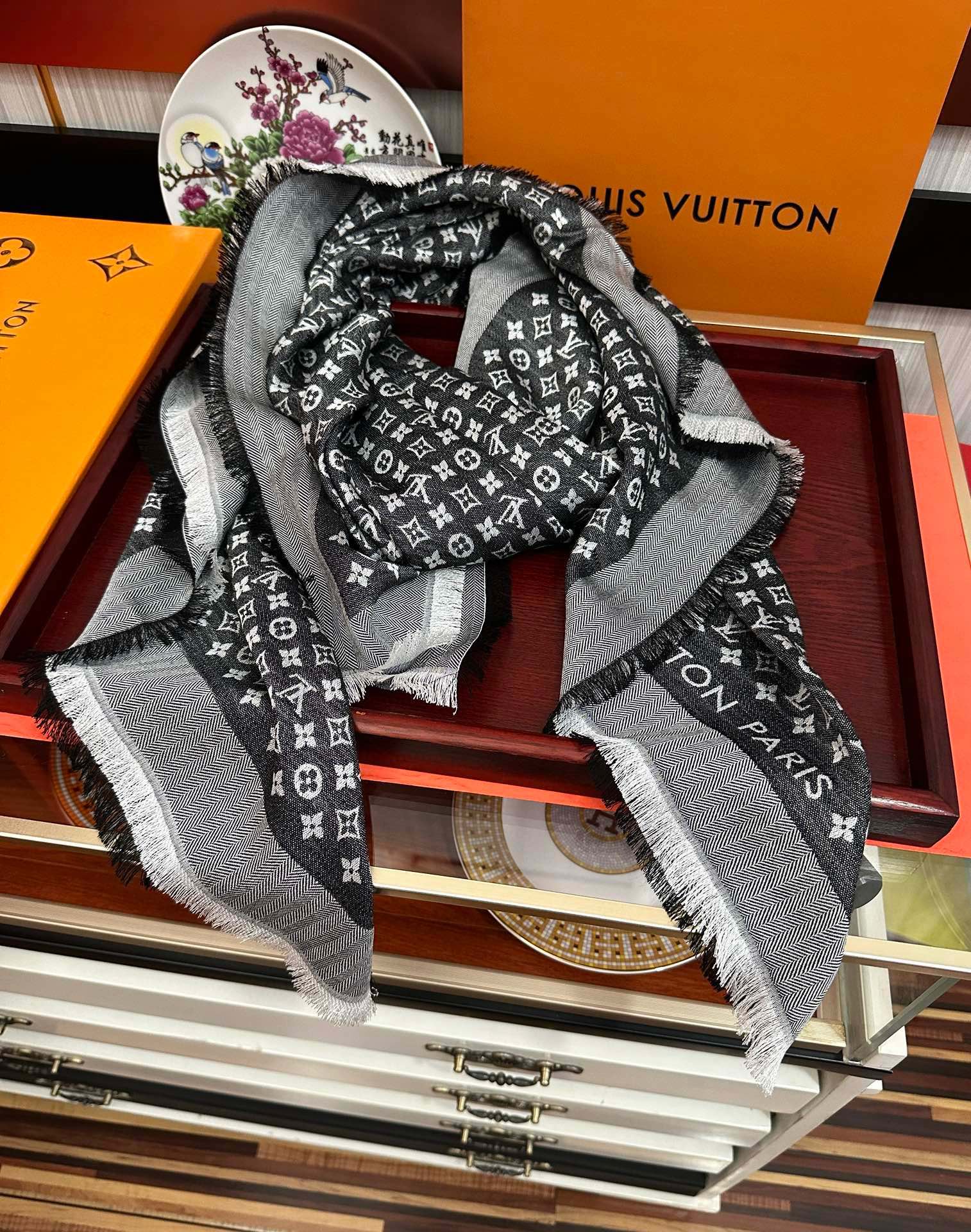 上新🎉LV老花图案这款披肩将真丝与羊毛相混搭❤️质地柔软而温暖饰有不同色调Monogram图案💄饰有的字