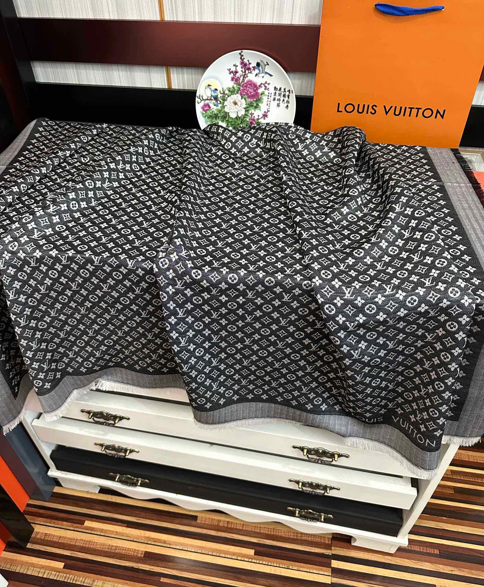 上新🎉LV老花图案这款披肩将真丝与羊毛相混搭❤️质地柔软而温暖饰有不同色调Monogram图案💄饰有的字