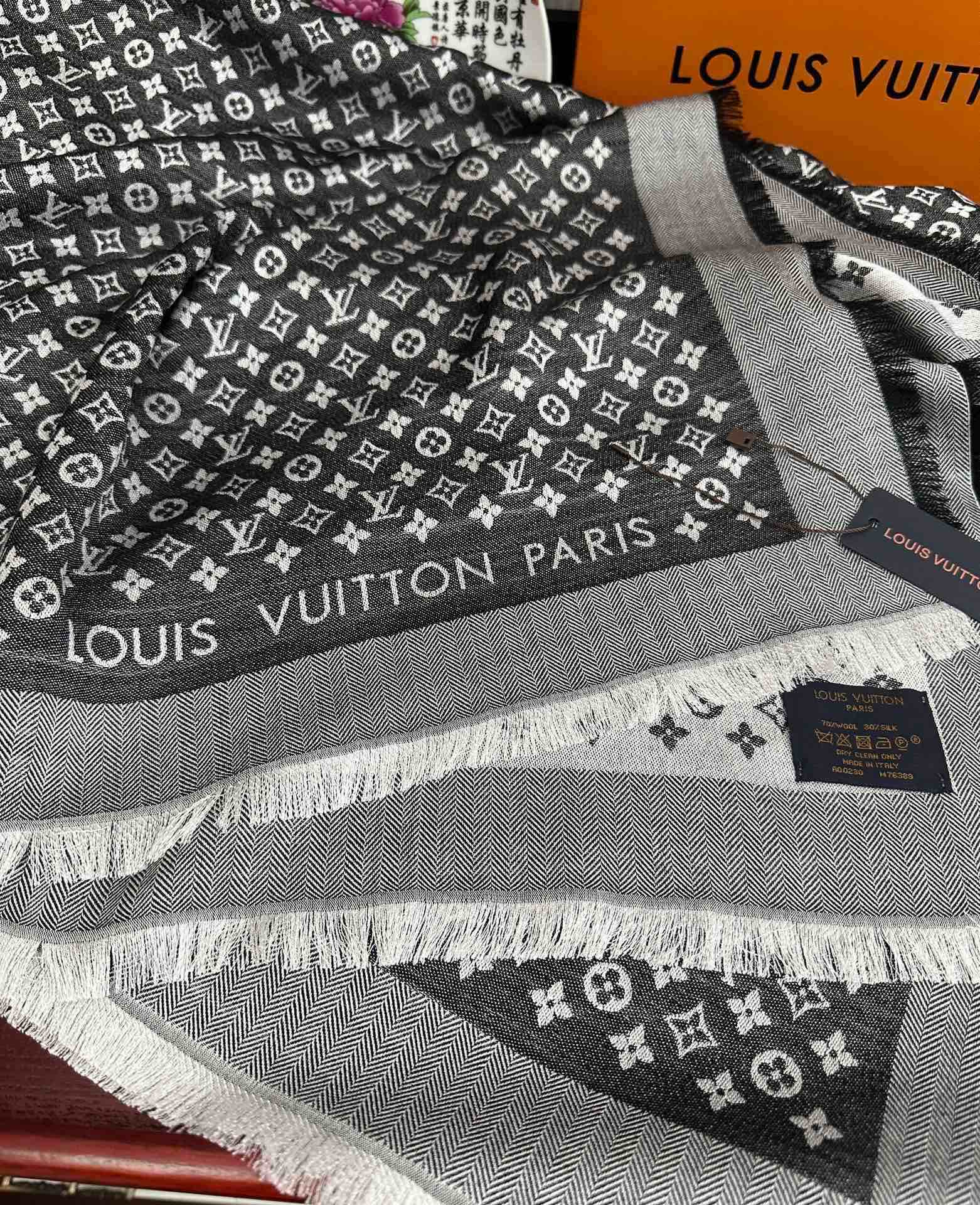 上新🎉LV老花图案这款披肩将真丝与羊毛相混搭❤️质地柔软而温暖饰有不同色调Monogram图案💄饰有的字