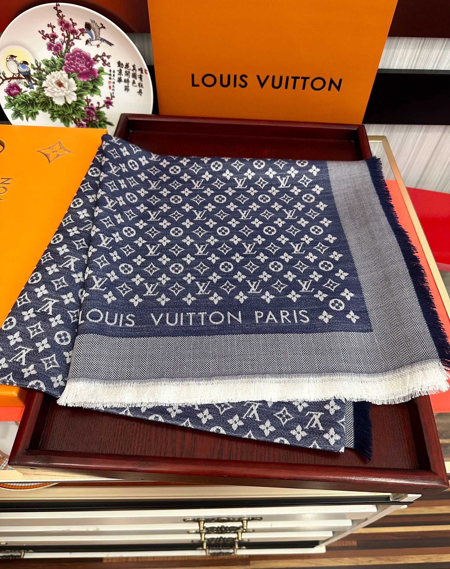 上新🎉LV老花图案这款披肩将真丝与羊毛相混搭❤️质地柔软而温暖饰有不同色调Monogram图案💄饰有的字