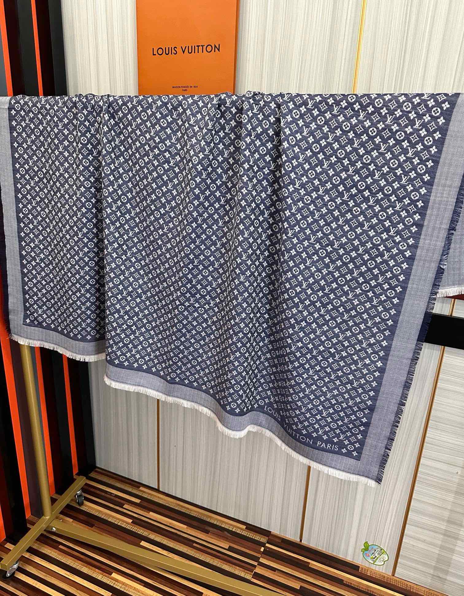 上新🎉LV老花图案这款披肩将真丝与羊毛相混搭❤️质地柔软而温暖饰有不同色调Monogram图案💄饰有的字