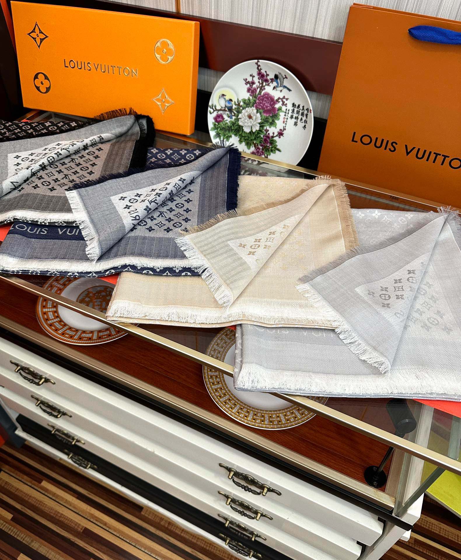 上新🎉LV老花图案这款披肩将真丝与羊毛相混搭❤️质地柔软而温暖饰有不同色调Monogram图案💄饰有的字