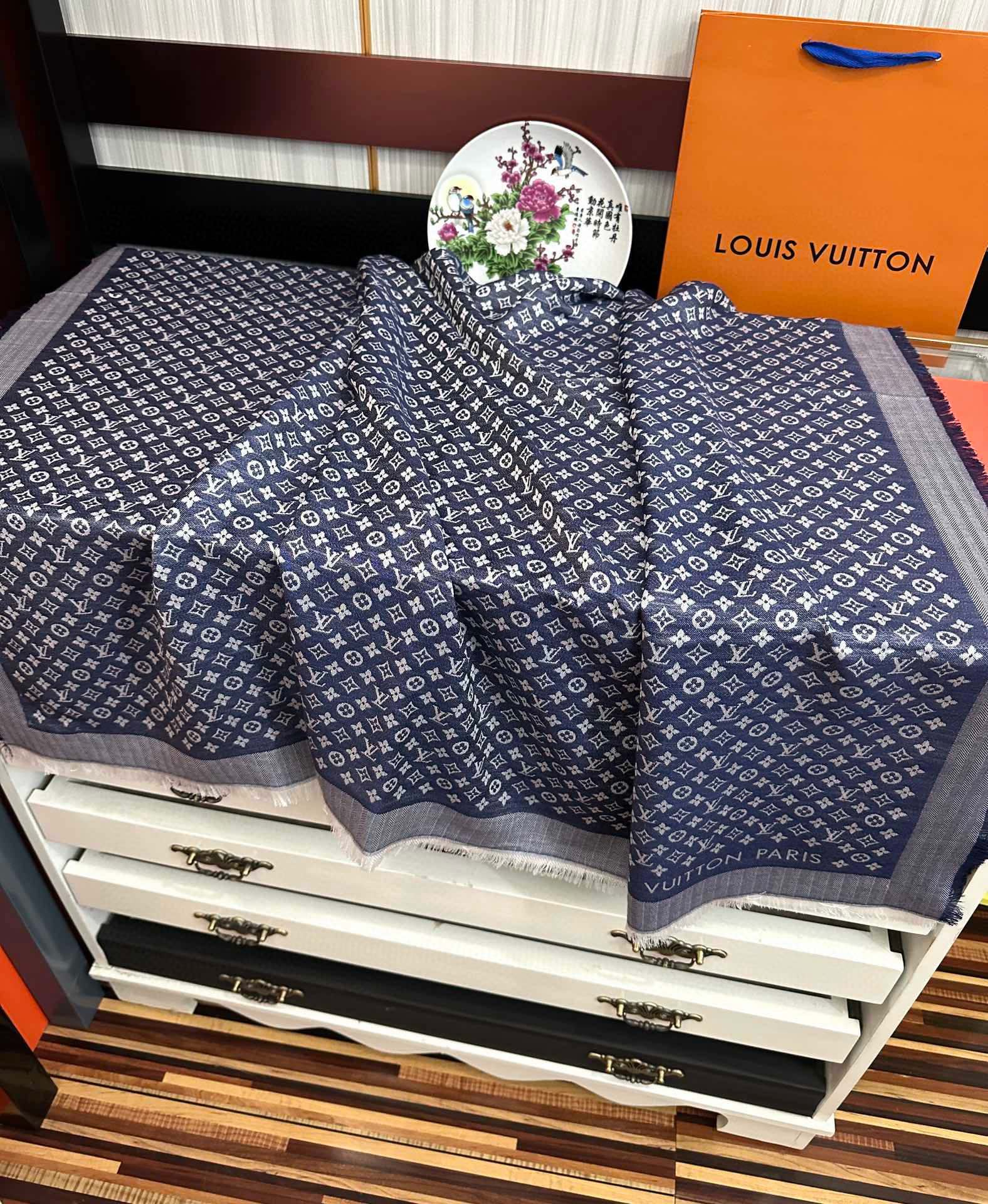 上新🎉LV老花图案这款披肩将真丝与羊毛相混搭❤️质地柔软而温暖饰有不同色调Monogram图案💄饰有的字