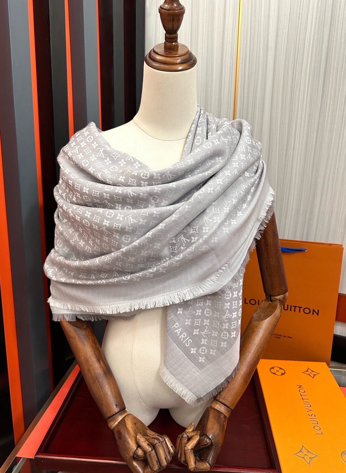 上新🎉LV老花图案这款披肩将真丝与羊毛相混搭❤️质地柔软而温暖饰有不同色调Monogram图案💄饰有的字
