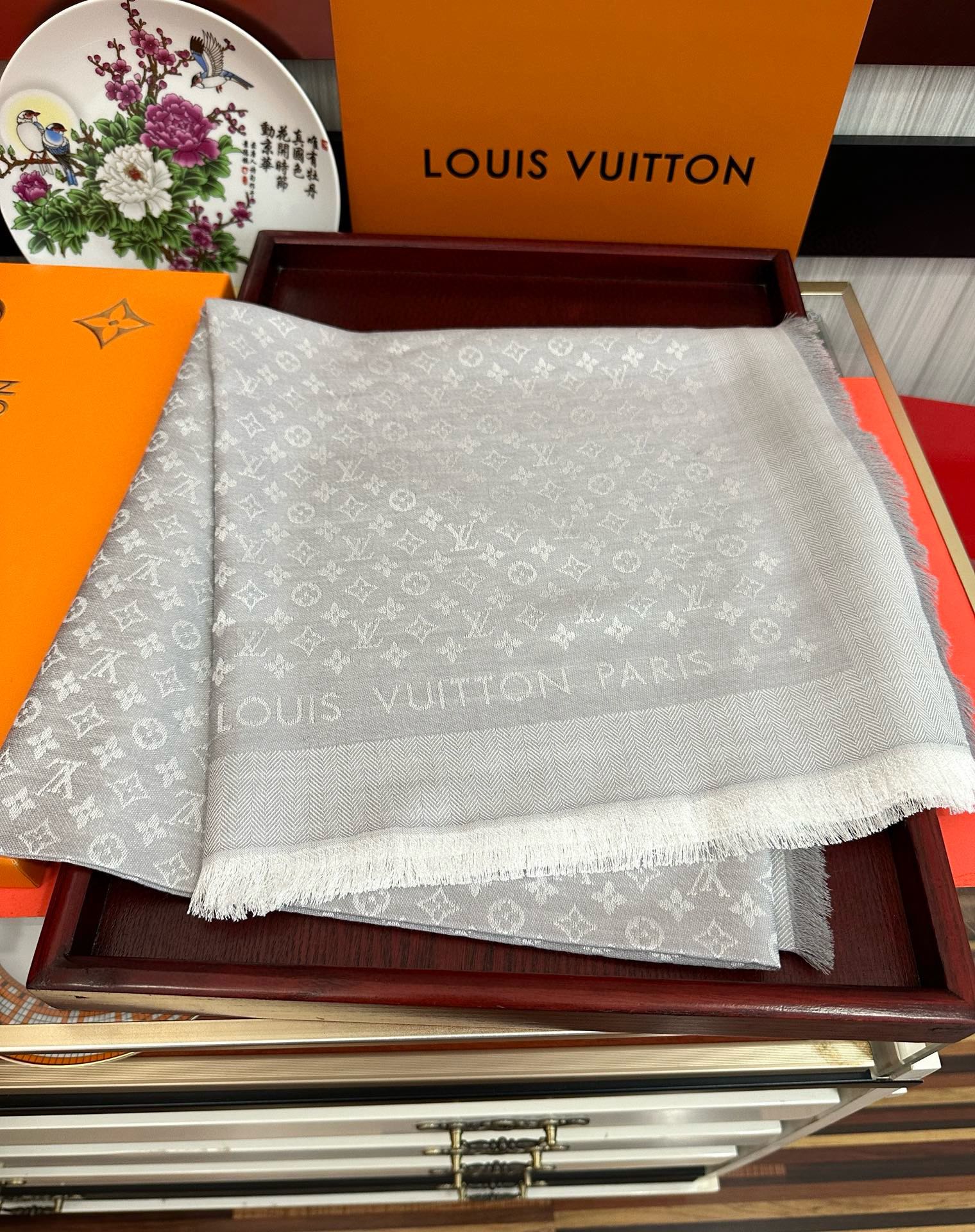 上新🎉LV老花图案这款披肩将真丝与羊毛相混搭❤️质地柔软而温暖饰有不同色调Monogram图案💄饰有的字