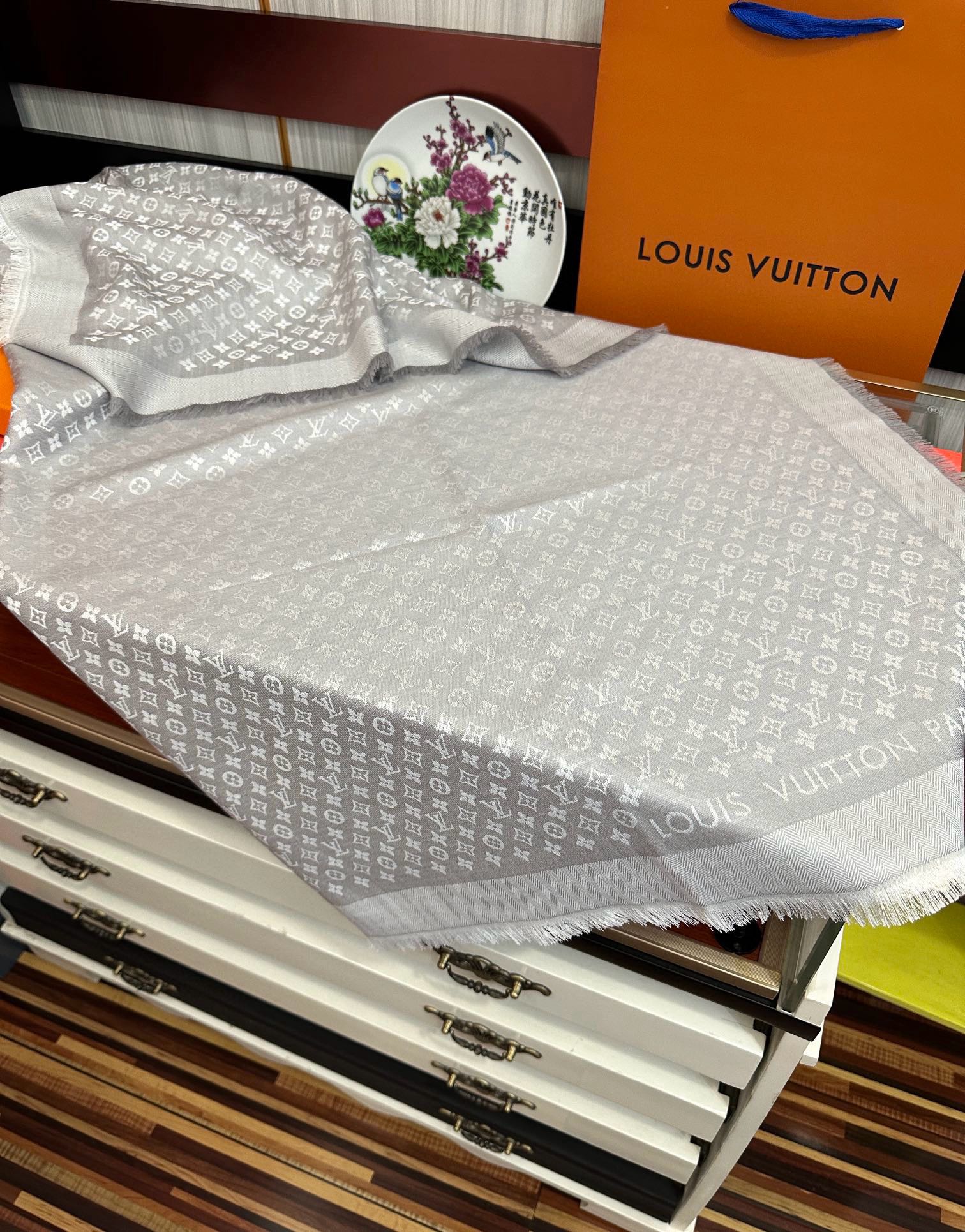 上新🎉LV老花图案这款披肩将真丝与羊毛相混搭❤️质地柔软而温暖饰有不同色调Monogram图案💄饰有的字