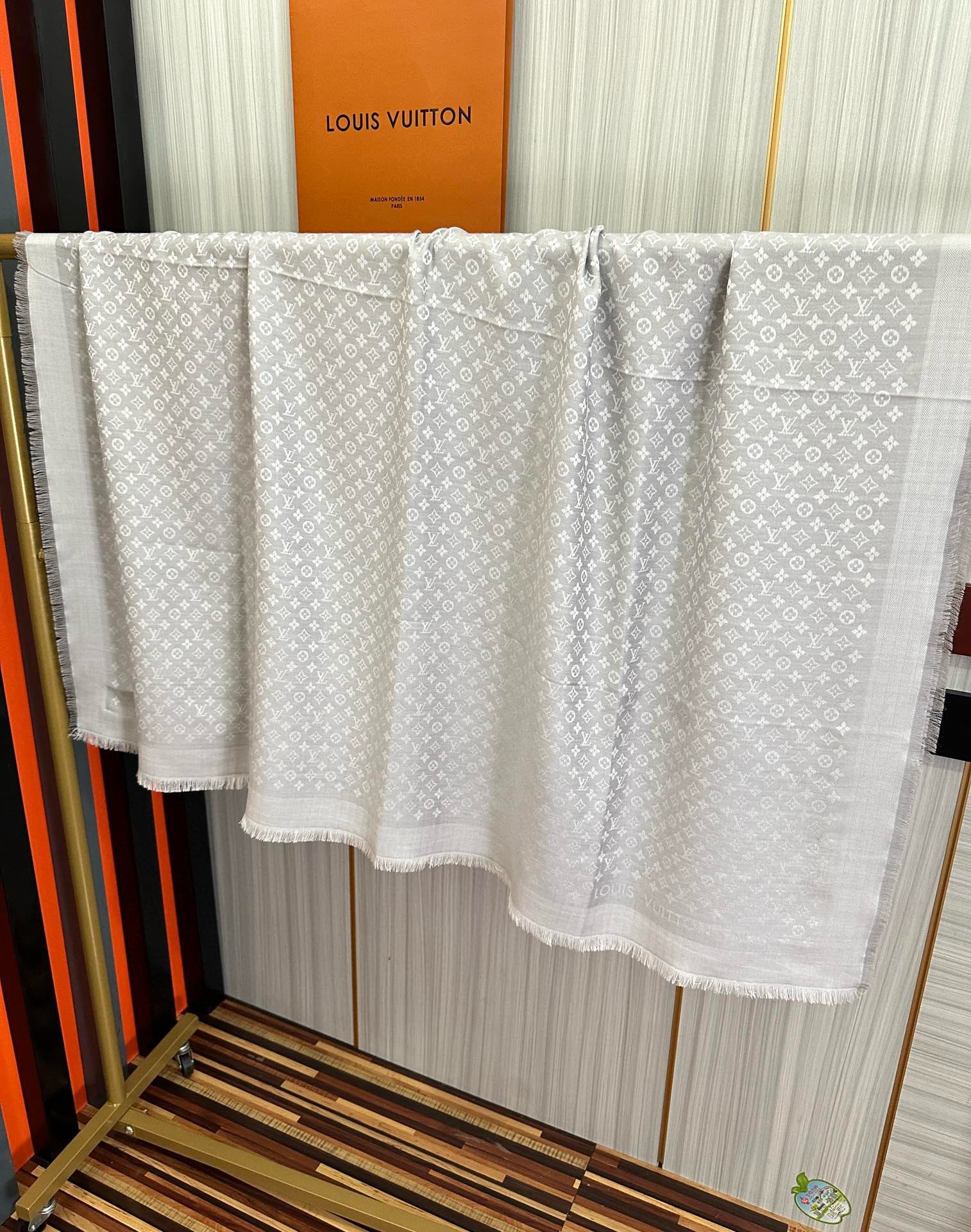 上新🎉LV老花图案这款披肩将真丝与羊毛相混搭❤️质地柔软而温暖饰有不同色调Monogram图案💄饰有的字