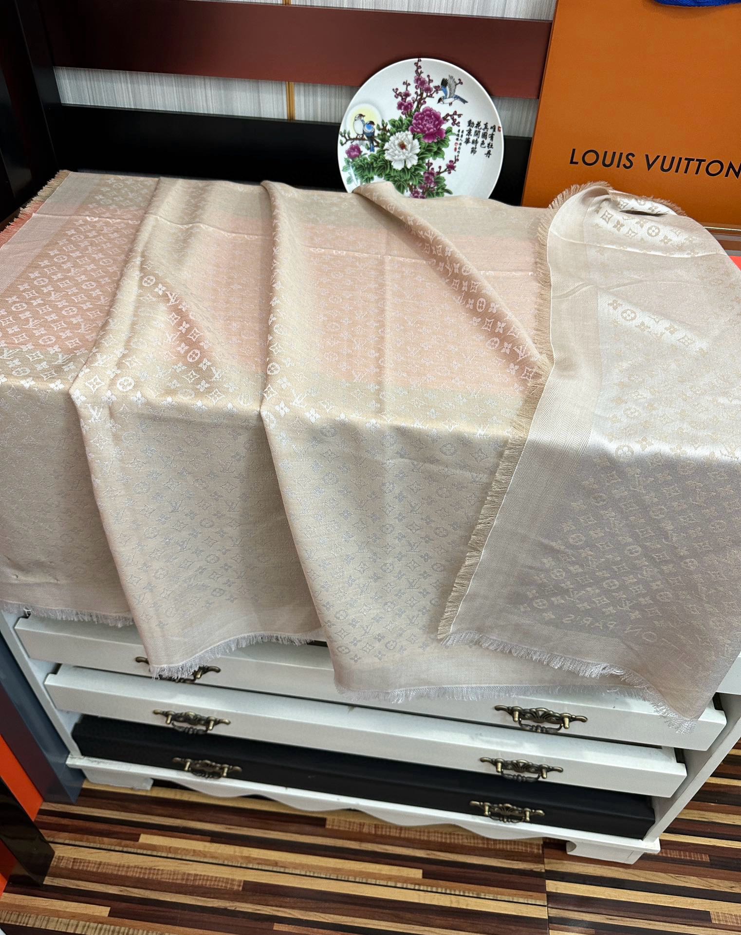 上新🎉LV老花图案这款披肩将真丝与羊毛相混搭❤️质地柔软而温暖饰有不同色调Monogram图案💄饰有的字