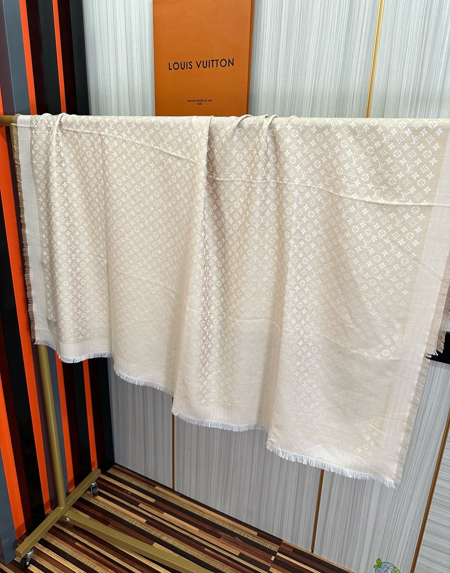 上新🎉LV老花图案这款披肩将真丝与羊毛相混搭❤️质地柔软而温暖饰有不同色调Monogram图案💄饰有的字