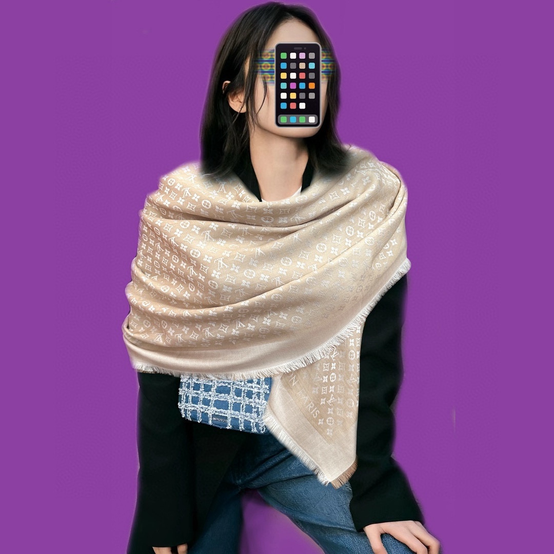 上新🎉LV老花图案这款披肩将真丝与羊毛相混搭❤️质地柔软而温暖饰有不同色调Monogram图案💄饰有的字