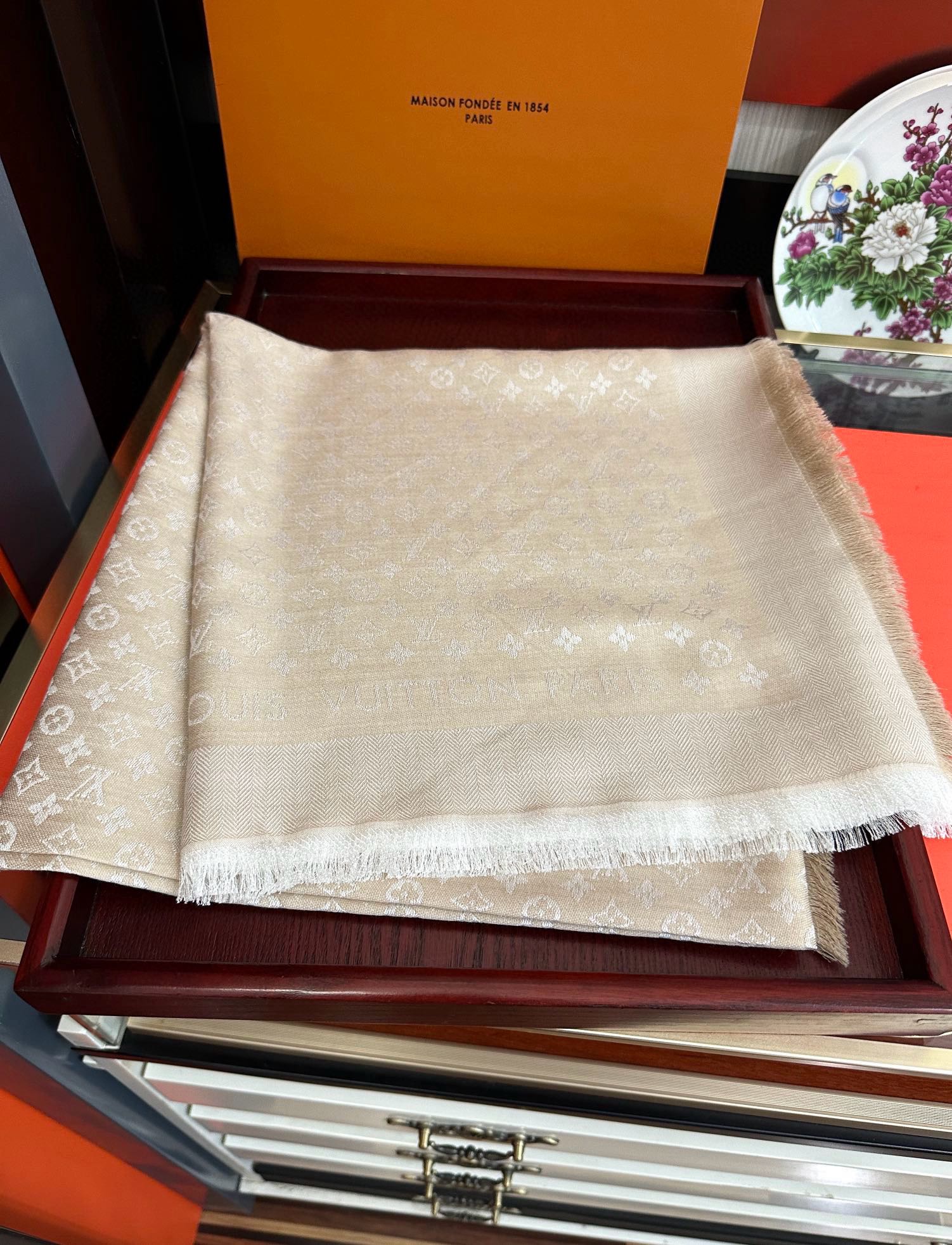 上新🎉LV老花图案这款披肩将真丝与羊毛相混搭❤️质地柔软而温暖饰有不同色调Monogram图案💄饰有的字