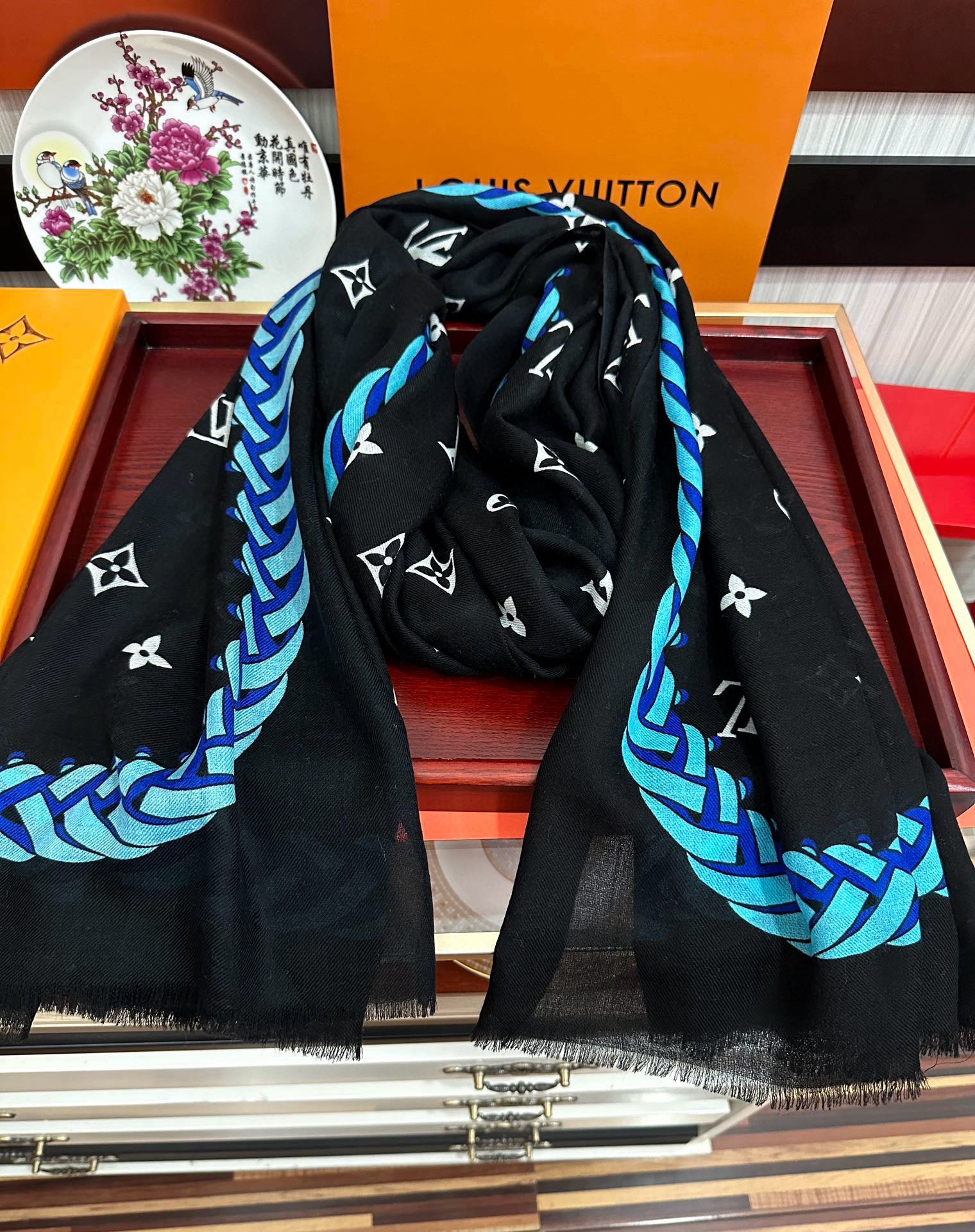 🔥 L v家 2025最新款‼️真心赞👍【戒指绒长巾】😘💍实物真心美 🎀披肩配以印花💓💃🏻无论设计喷绘都