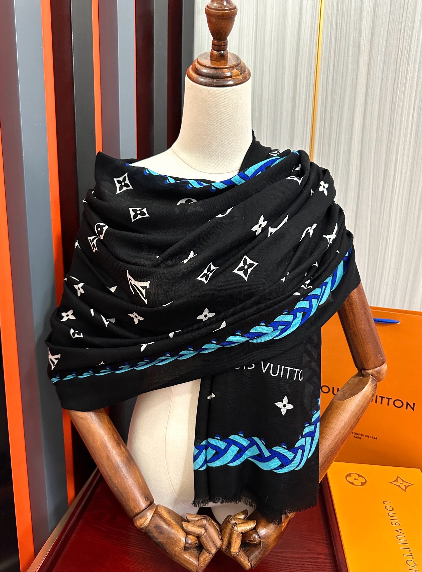 🔥 L v家 2025最新款‼️真心赞👍【戒指绒长巾】😘💍实物真心美 🎀披肩配以印花💓💃🏻无论设计喷绘都