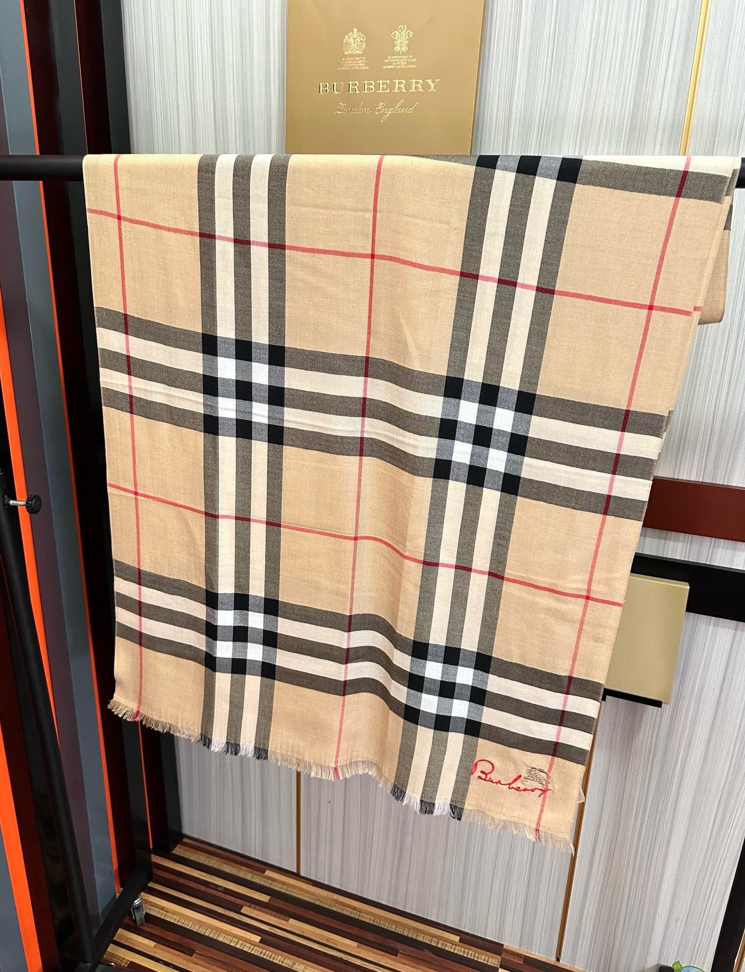 上新🔥2080 巴宝莉👍重磅推荐🎀太美了👓火爆N年的格子，人人都喜欢💕时潮人都有好几条巴家围巾放在衣橱，