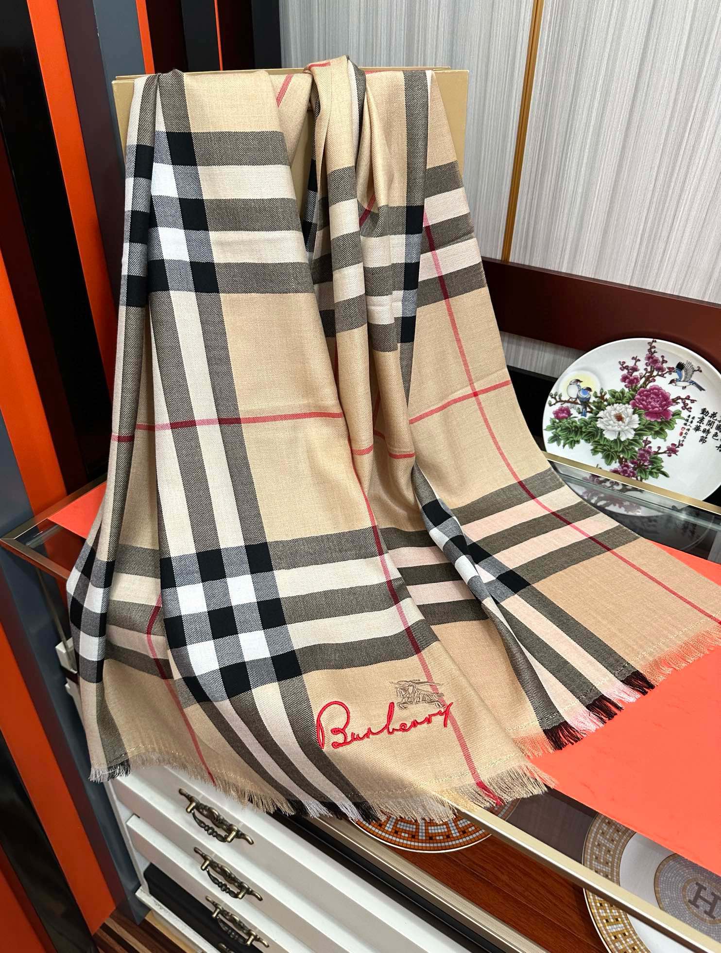 上新🔥2080 巴宝莉👍重磅推荐🎀太美了👓火爆N年的格子，人人都喜欢💕时潮人都有好几条巴家围巾放在衣橱，