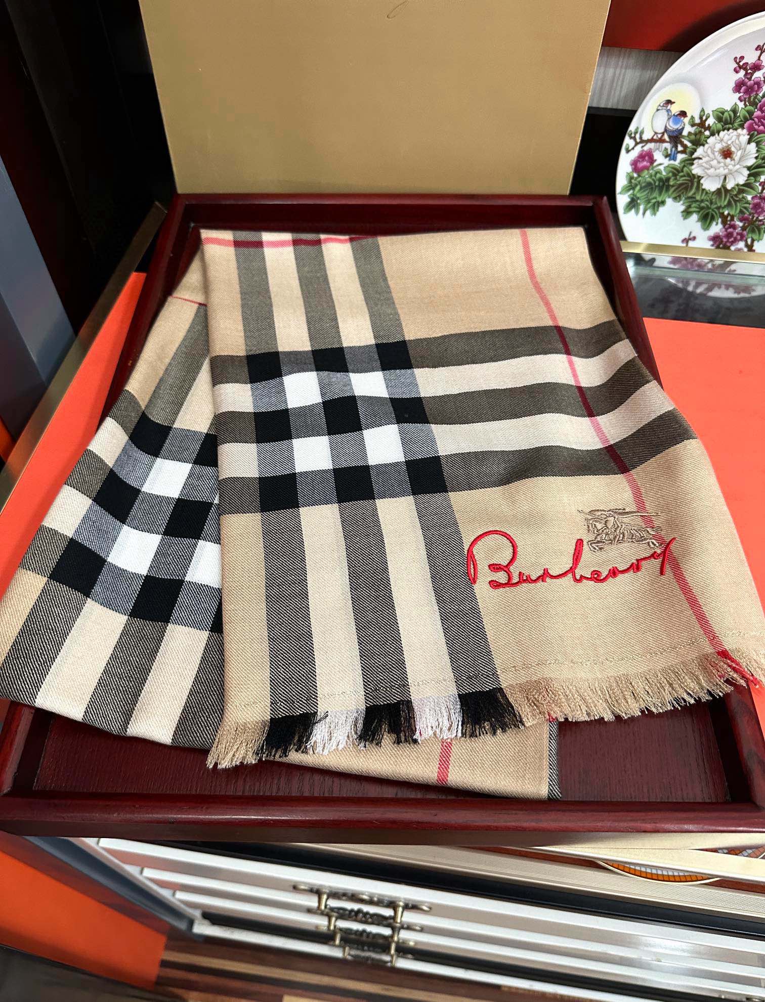 上新🔥2080 巴宝莉👍重磅推荐🎀太美了👓火爆N年的格子，人人都喜欢💕时潮人都有好几条巴家围巾放在衣橱，