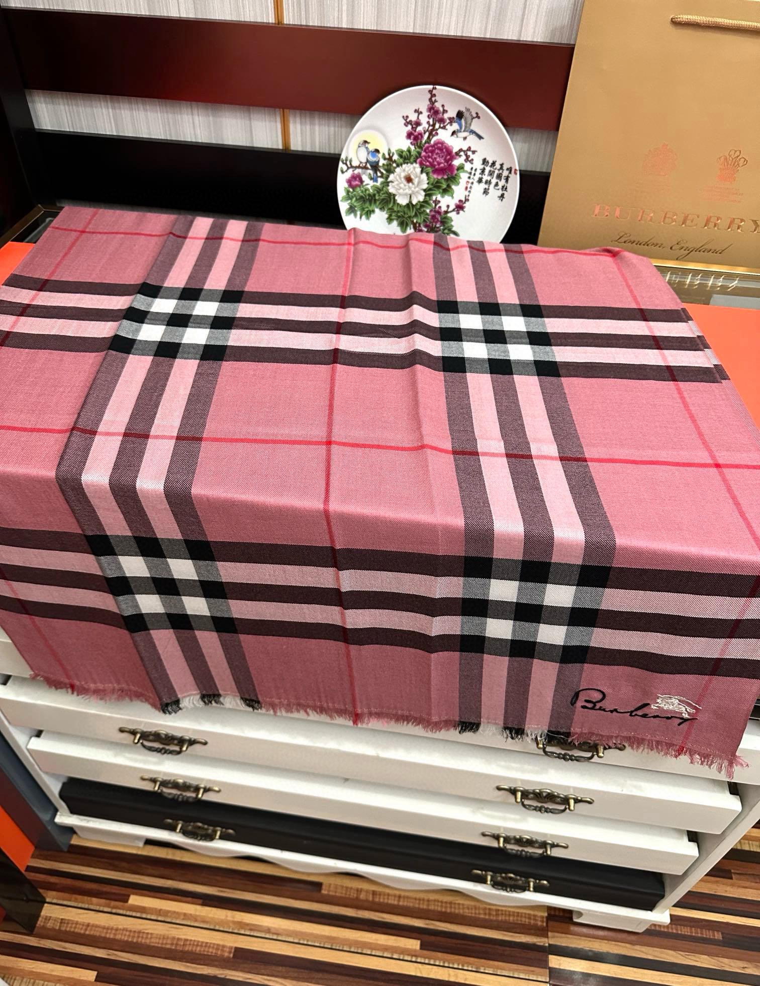 上新🔥2080 巴宝莉👍重磅推荐🎀太美了👓火爆N年的格子，人人都喜欢💕时潮人都有好几条巴家围巾放在衣橱，