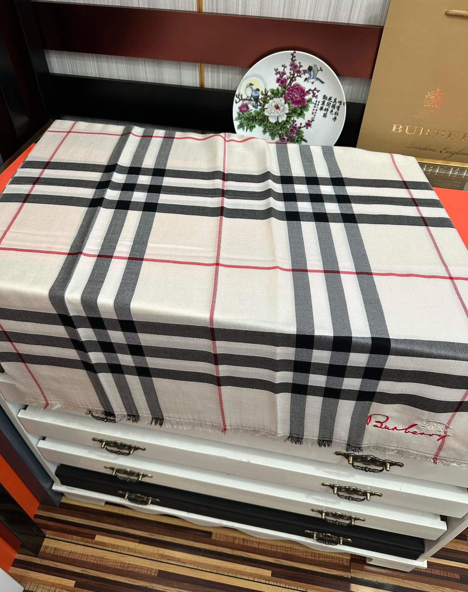 上新🔥2080 巴宝莉👍重磅推荐🎀太美了👓火爆N年的格子，人人都喜欢💕时潮人都有好几条巴家围巾放在衣橱，