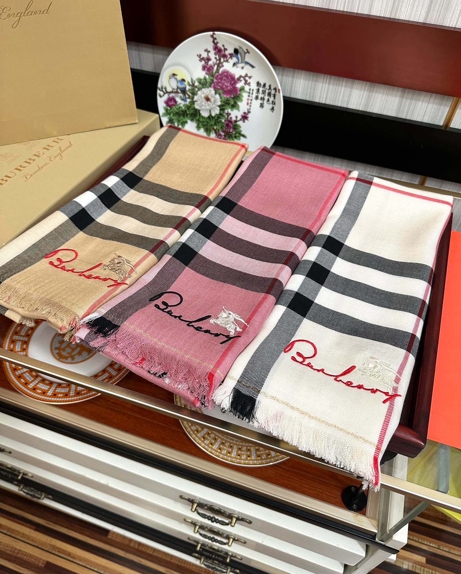 上新🔥2080 巴宝莉👍重磅推荐🎀太美了👓火爆N年的格子，人人都喜欢💕时潮人都有好几条巴家围巾放在衣橱，