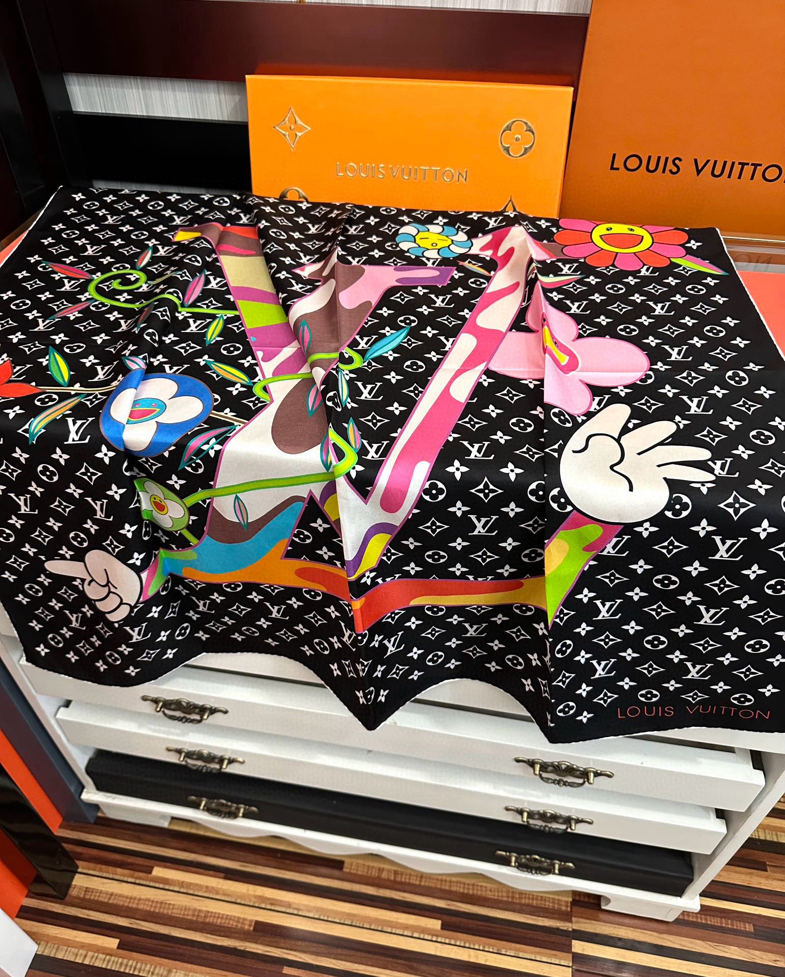 🔥2080新品LV专柜同步【18mm双面同色】太美了[庆祝]“L家”90典藏方巾通过别致的经典色彩向原创