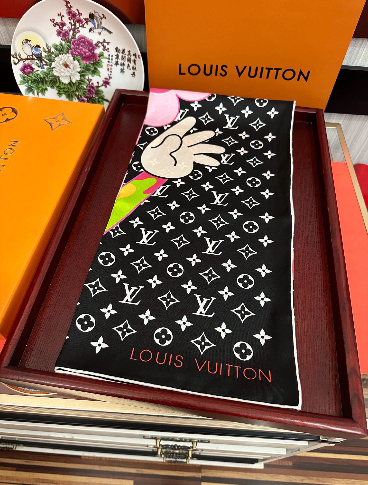 🔥2080新品LV专柜同步【18mm双面同色】太美了[庆祝]“L家”90典藏方巾通过别致的经典色彩向原创