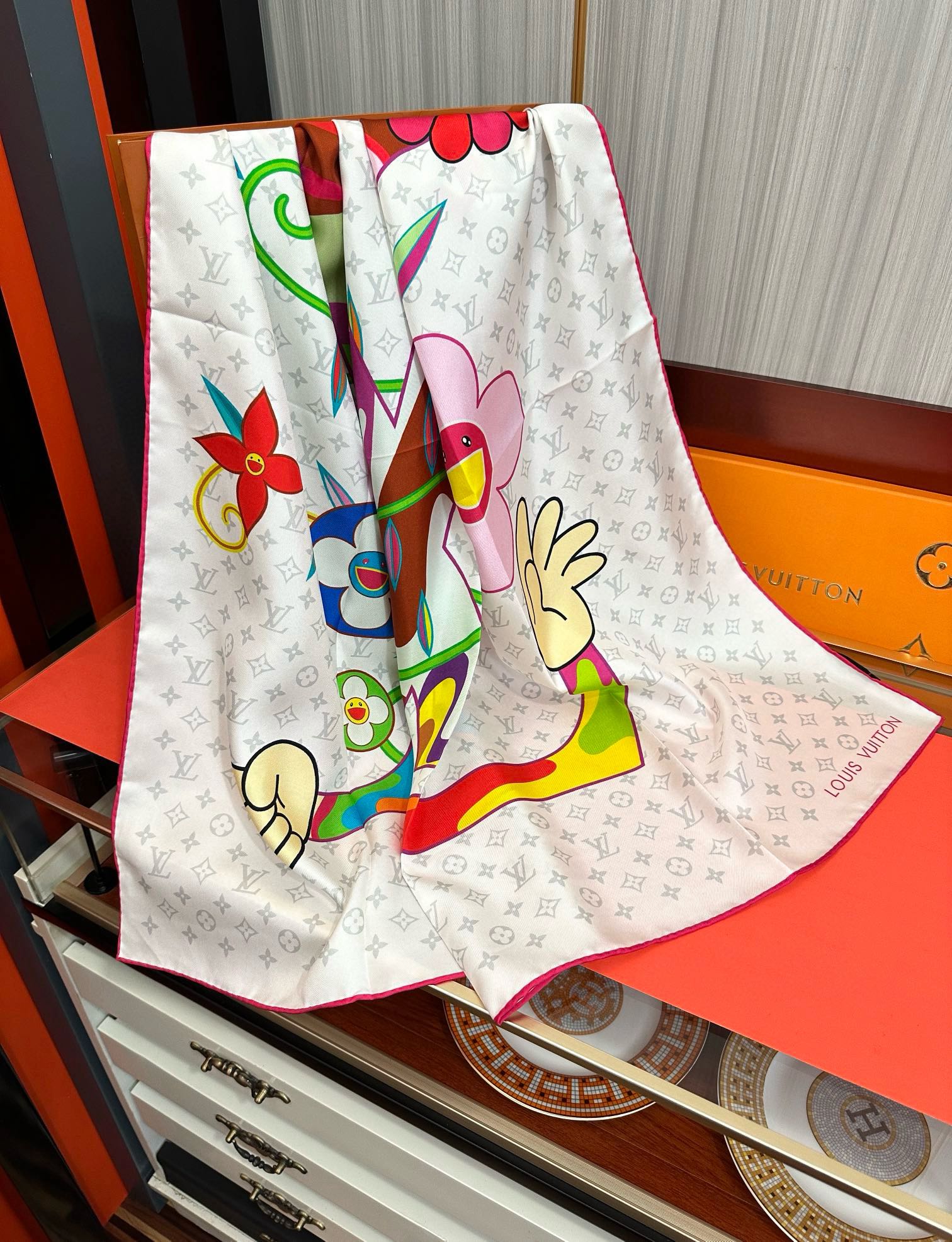 🔥2080新品LV专柜同步【18mm双面同色】太美了[庆祝]“L家”90典藏方巾通过别致的经典色彩向原创