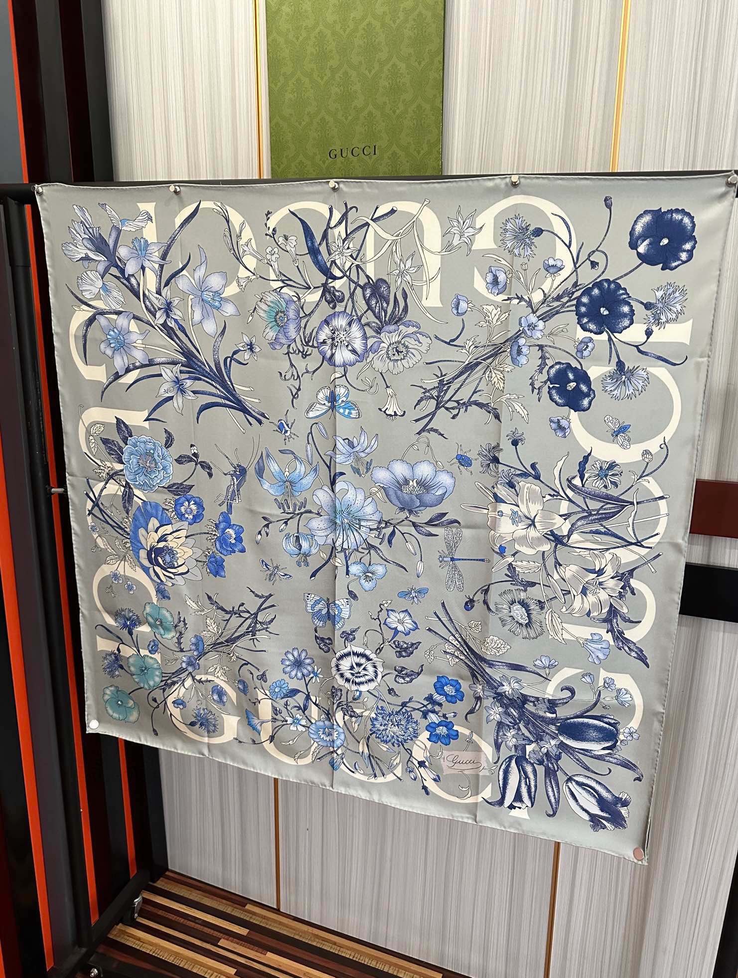 🔥新款 古奇《花卉丝巾》斜纹真丝 精致手工卷边[庆祝]光泽柔滑且垂感极佳[得意]以典雅的蓝色为基调[嘴唇