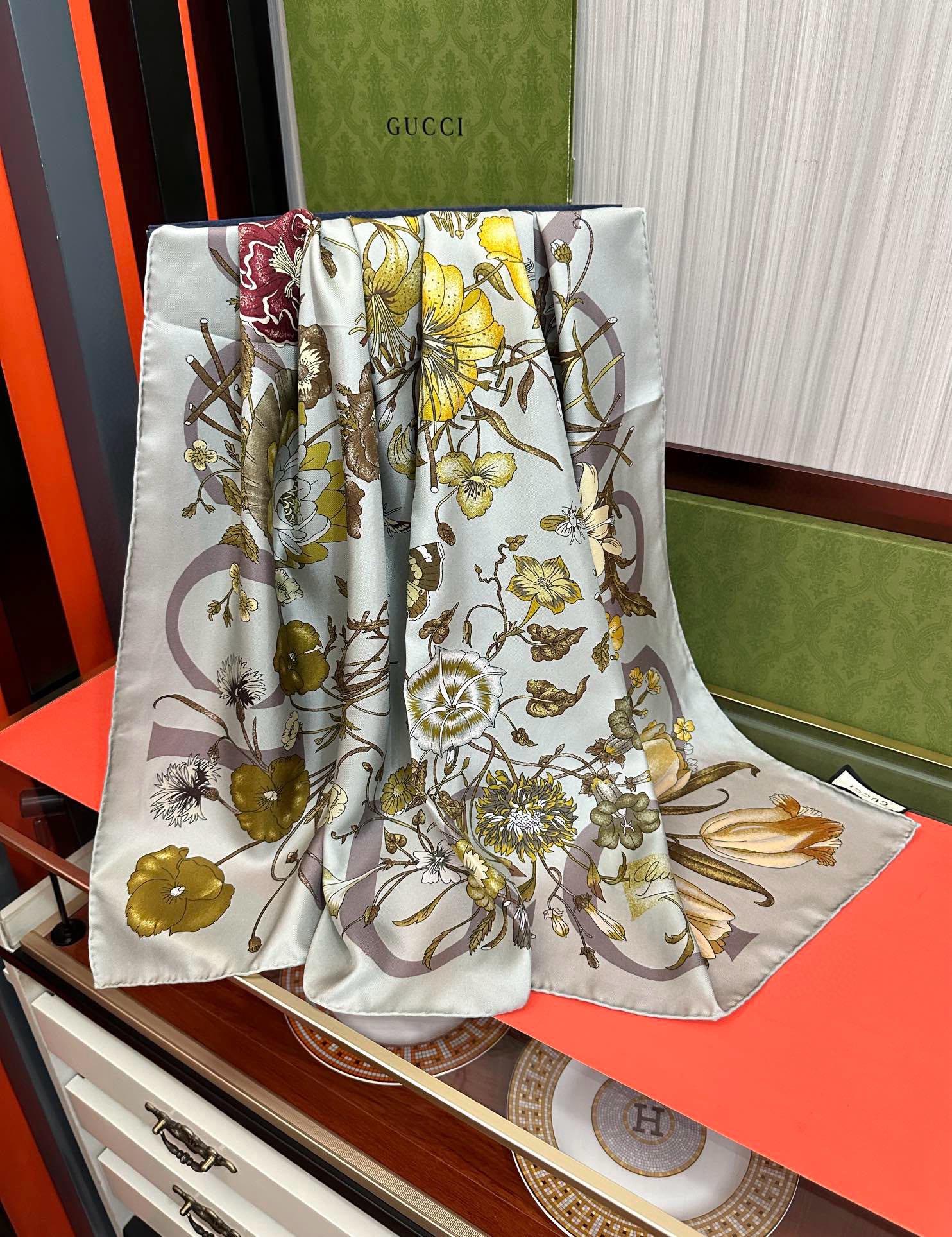 🔥新款 古奇《花卉丝巾》斜纹真丝 精致手工卷边[庆祝]光泽柔滑且垂感极佳[得意]以典雅的蓝色为基调[嘴唇