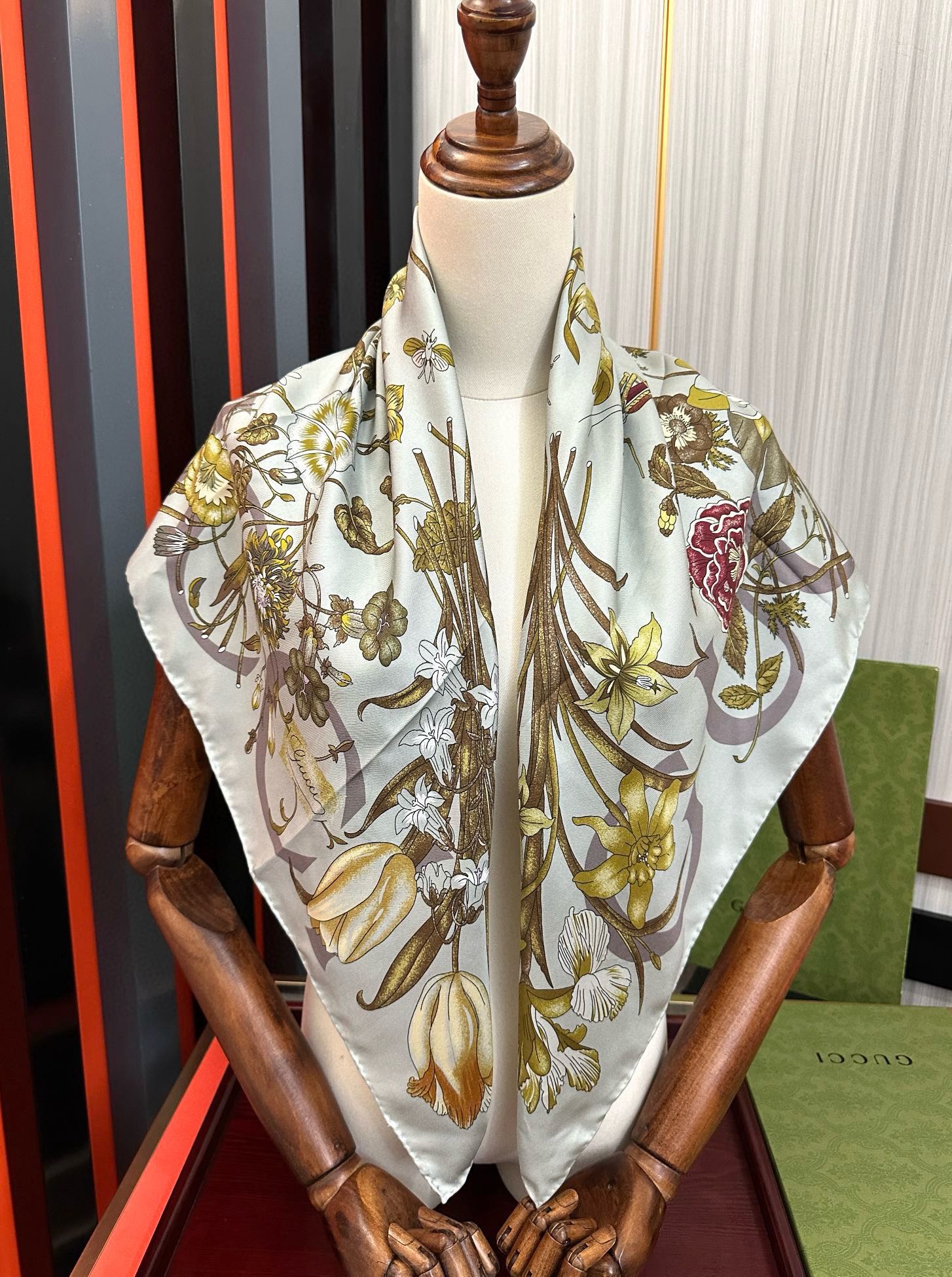 🔥新款 古奇《花卉丝巾》斜纹真丝 精致手工卷边[庆祝]光泽柔滑且垂感极佳[得意]以典雅的蓝色为基调[嘴唇