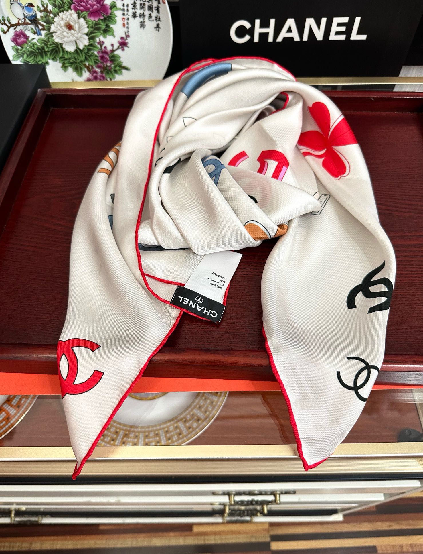 🔥香奈儿《字母鸟笼丝巾》[得意]经典配色[庆祝]融合品牌标识与艺术化鸟笼元素[玫瑰]低调中透露出高级感[