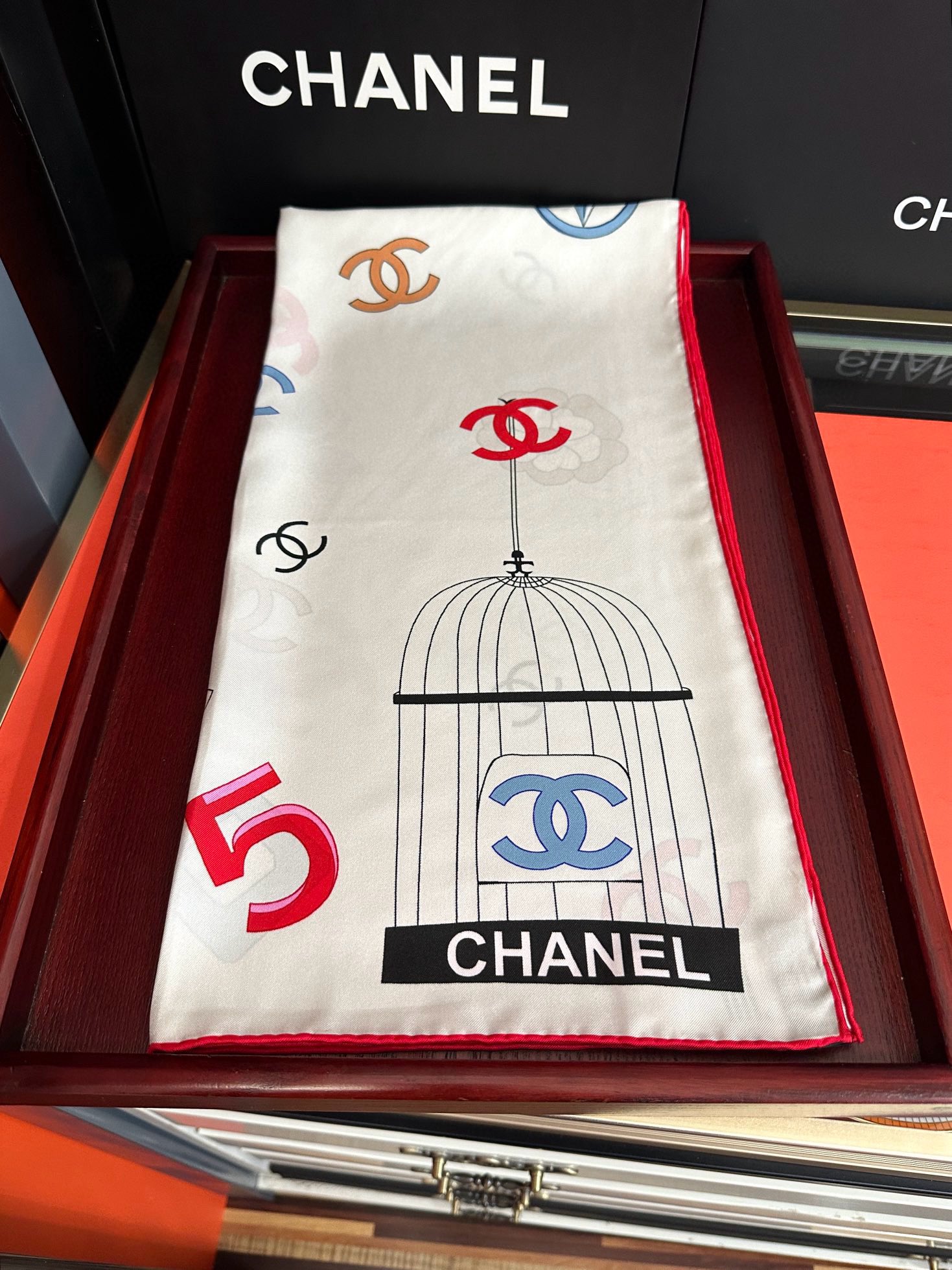🔥香奈儿《字母鸟笼丝巾》[得意]经典配色[庆祝]融合品牌标识与艺术化鸟笼元素[玫瑰]低调中透露出高级感[