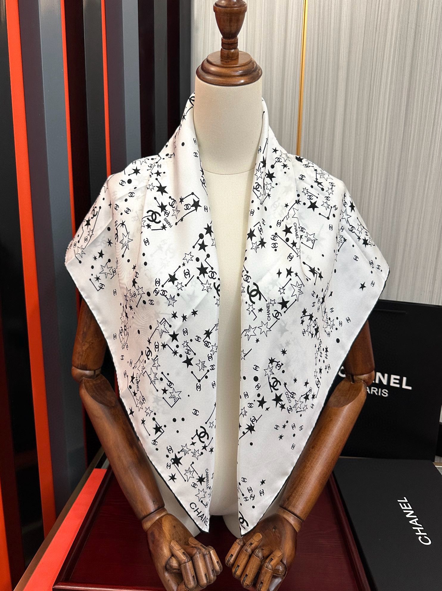 🔥 新款 香奈儿【涂鸦字母系列】👍香奶奶永远都是比较经典[發]一条印有字母Logo交织图案巧妙搭配[得意