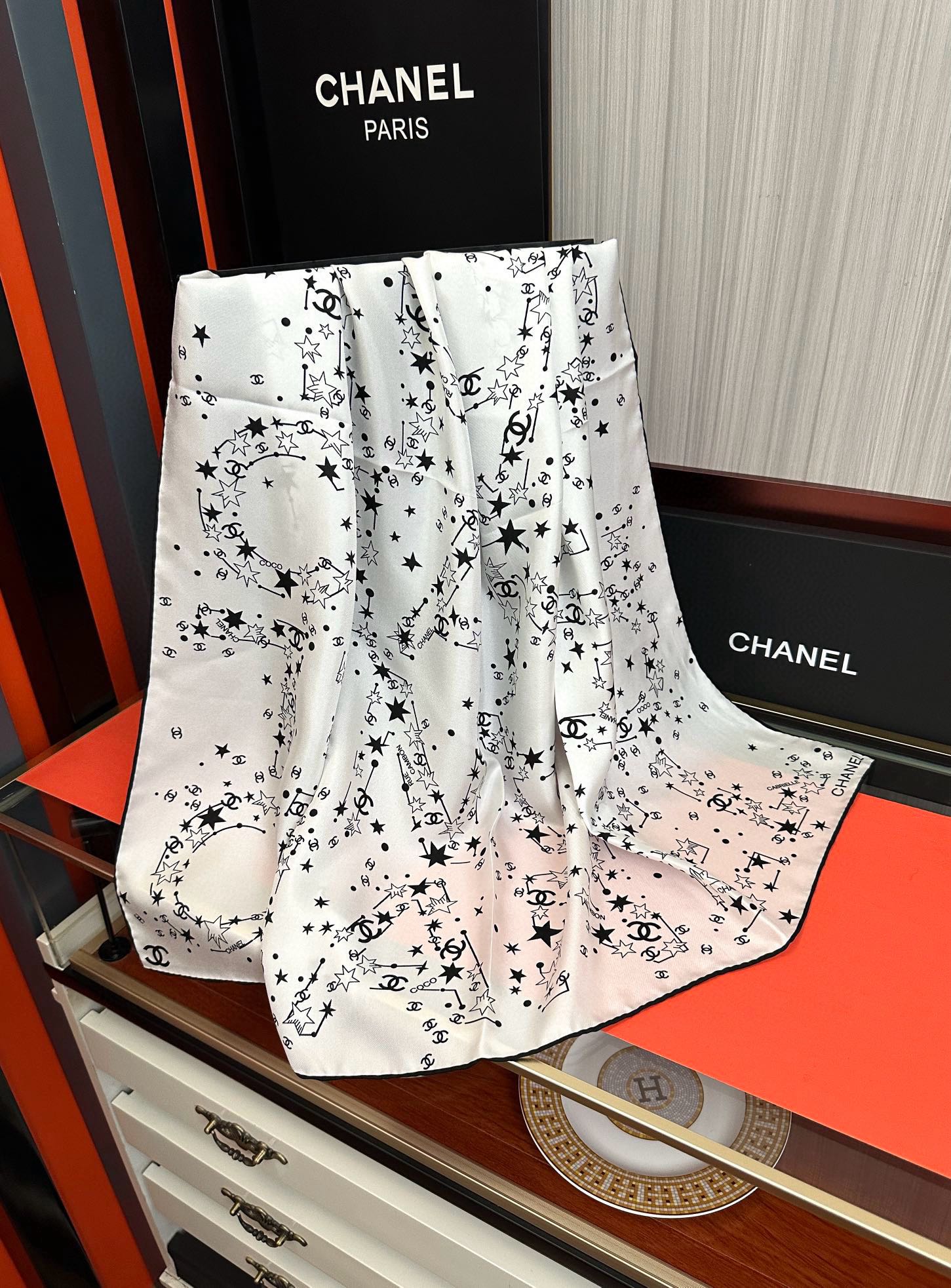 🔥 新款 香奈儿【涂鸦字母系列】👍香奶奶永远都是比较经典[發]一条印有字母Logo交织图案巧妙搭配[得意
