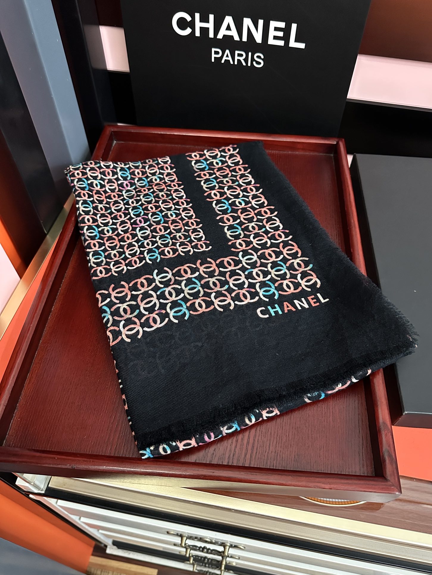 上新香奈儿2025 [玫瑰]顶级设计太美了，官网同步，真心赞👍【双C标志羊绒长巾】😘💍实物真心美 🎀披肩