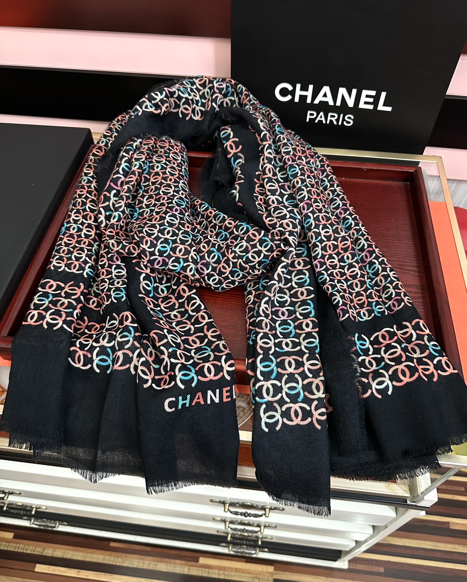 上新香奈儿2025 [玫瑰]顶级设计太美了，官网同步，真心赞👍【双C标志羊绒长巾】😘💍实物真心美 🎀披肩