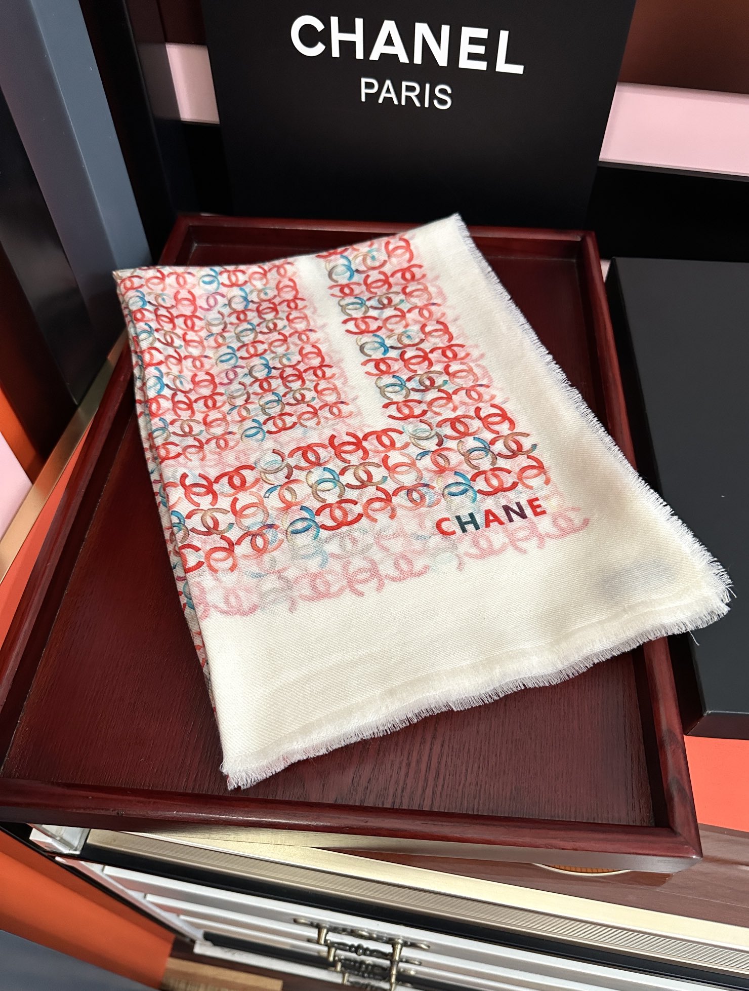 上新香奈儿2025 [玫瑰]顶级设计太美了，官网同步，真心赞👍【双C标志羊绒长巾】😘💍实物真心美 🎀披肩