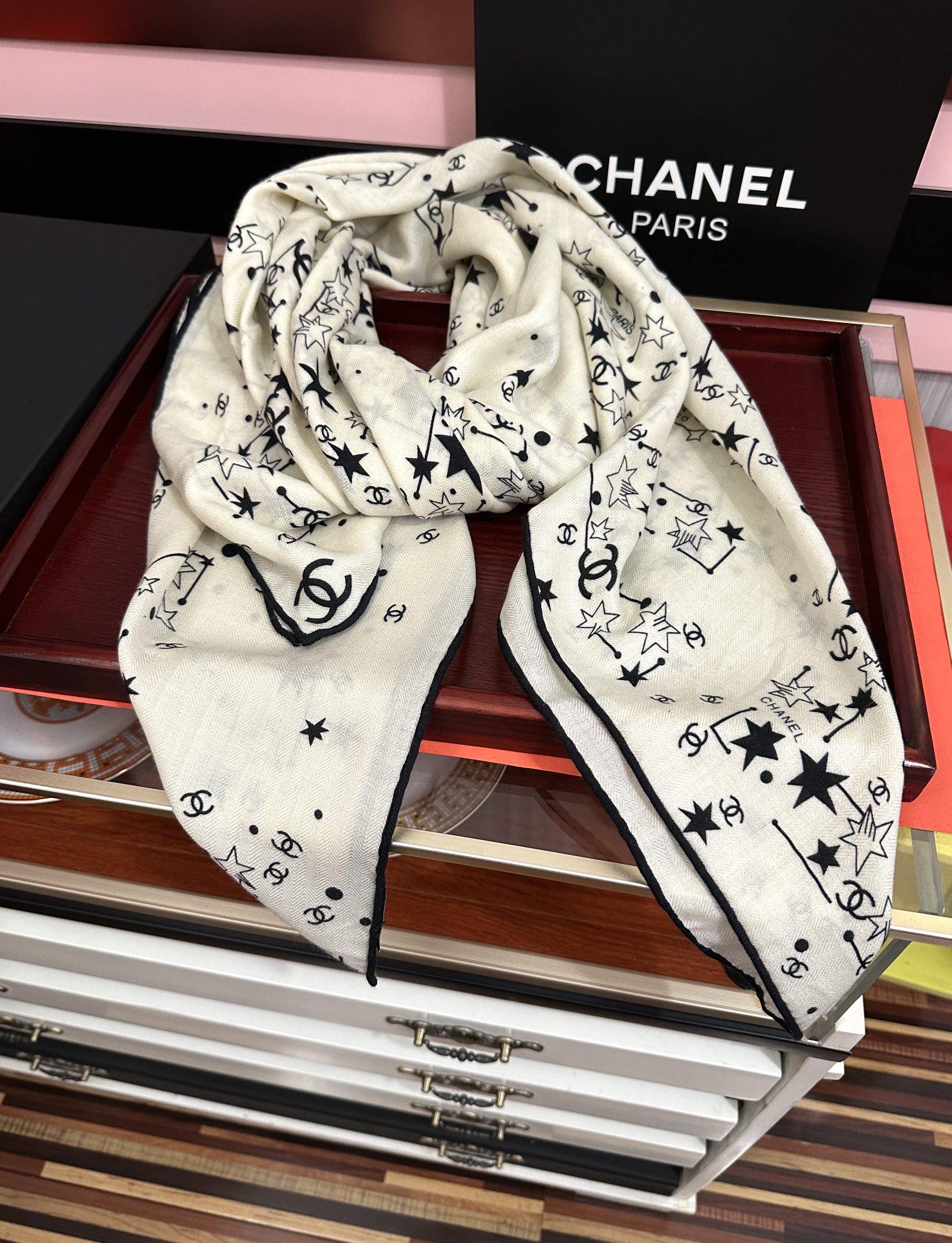 新款❤️2025 香奈儿 星星✨涂鸦 官网同步 【双面同色】[發]经典设计优雅风[礼物]~气质到骨子里[