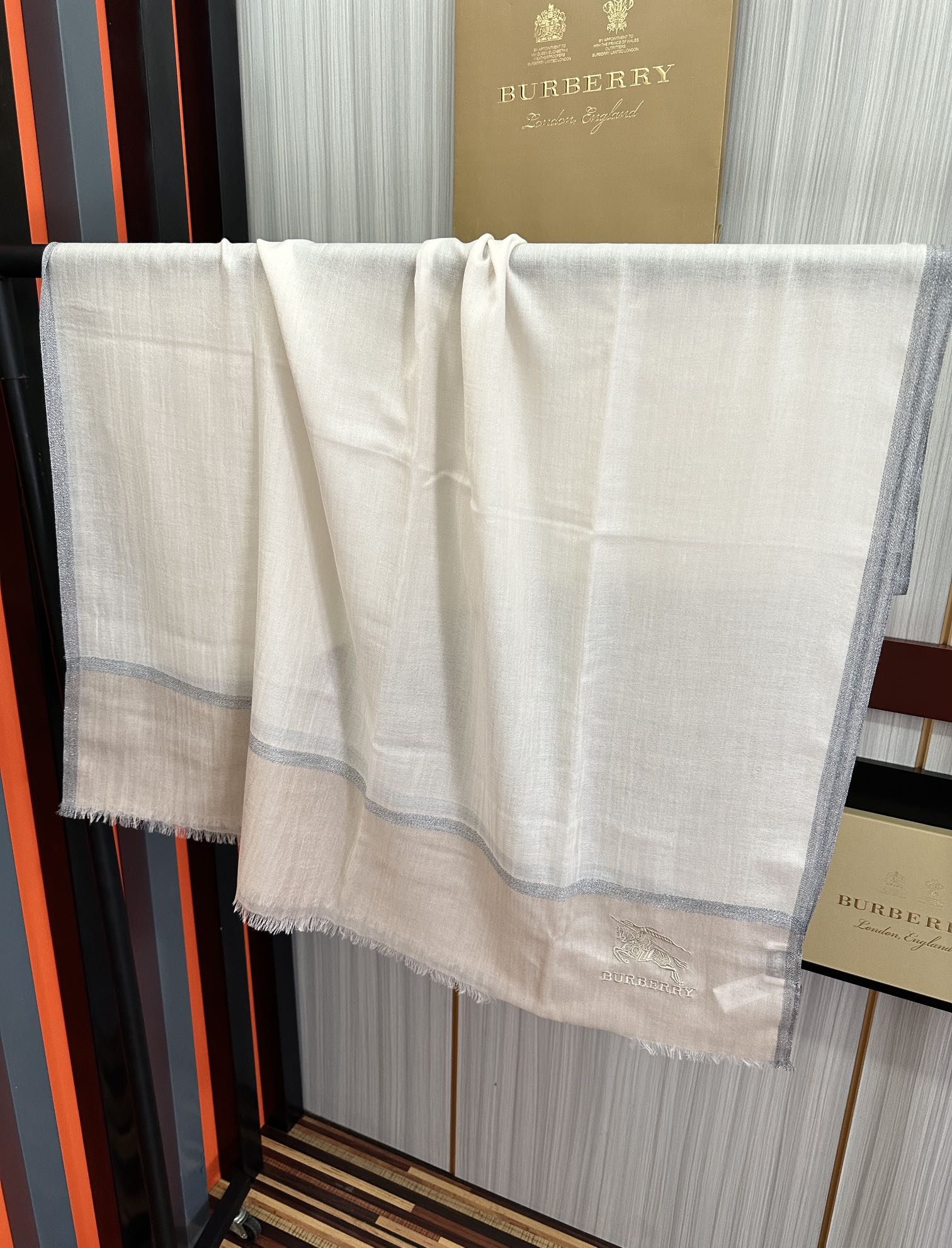 上新🔥2080 巴宝莉👍重磅推荐🎀太美了👓火爆N年的格子，人人都喜欢💕时潮人都有好几条巴家围巾放在衣橱，